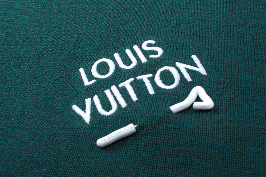 路易威登/Louis Vuitton 夏季 胸前字母别针刺绣圆领针织短袖