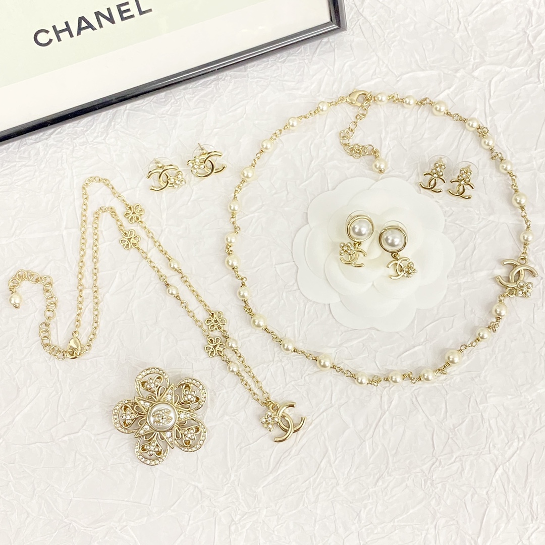 Chanel Women's Flower Double C Pearl Necklace, Elegant and Luxurious 10 i1715740118 2193 0