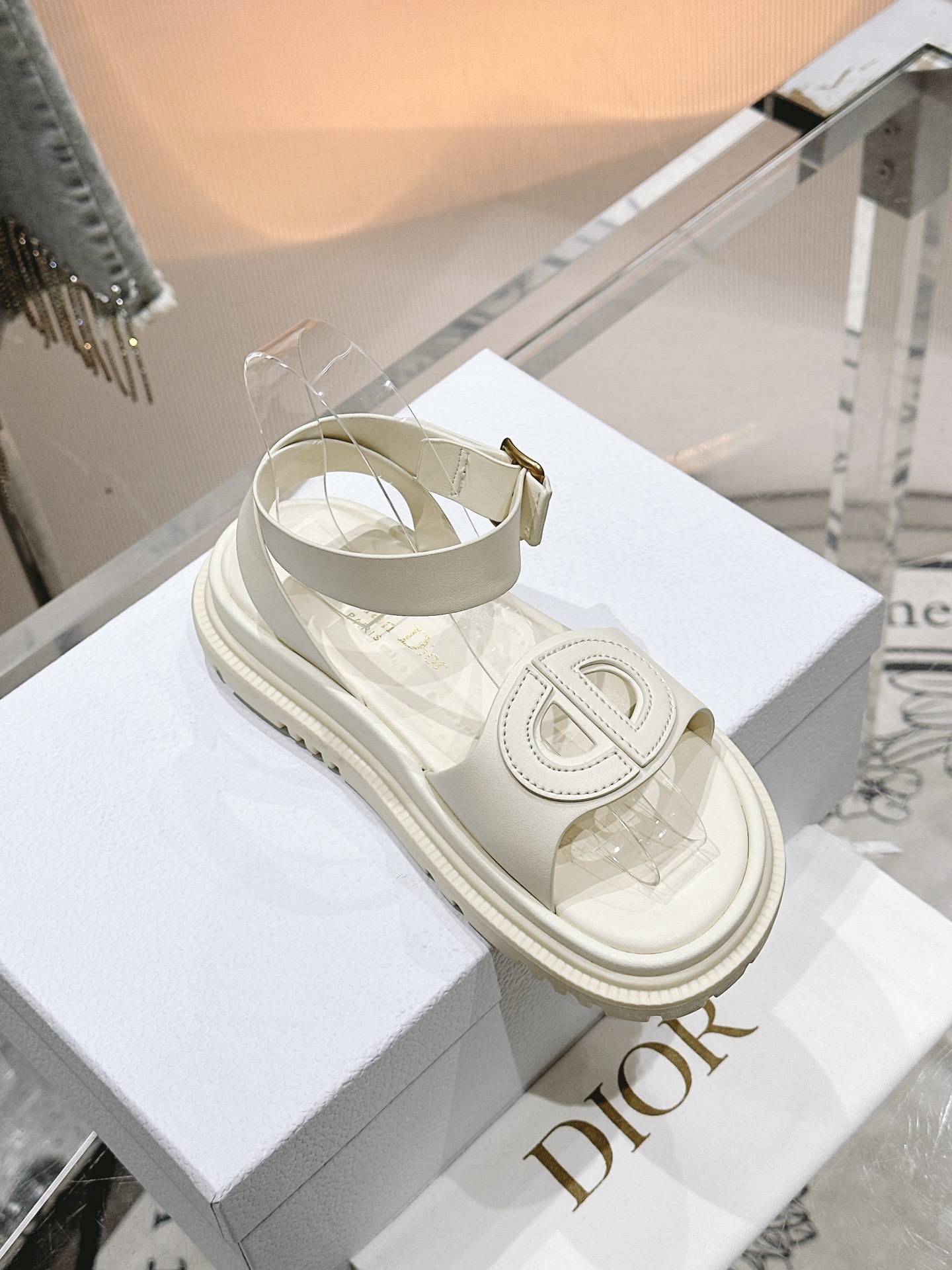 NO:166241,#Dio's new Velcro Pig Nose Sandals CD three-dimensional letter logo flat-soled hollow pig nostril lazy beach sandals!  Original customization Top quality Exquisite oil edge craft color matching. Imported cowhide   sheepskin lining   original mold opening TPU outsole Size 35-39 (customized for 40.41), slippers sandals, dior, sandals, slippers, cowhide, sheepskin19860909#迪奥新款魔术贴 猪鼻凉鞋 CD立体字母logo平底镂空猪鼻孔懒人沙滩凉拖鞋！原版定制 顶级品质 精致的油边工艺颜色搭配制作.进口牛皮 羊皮内里 原版开模TPU大底 尺码35-39（40.41定做）,拖鞋凉鞋,dior,sandals,slippers,cowhide,sheepskin,Women's Shoes