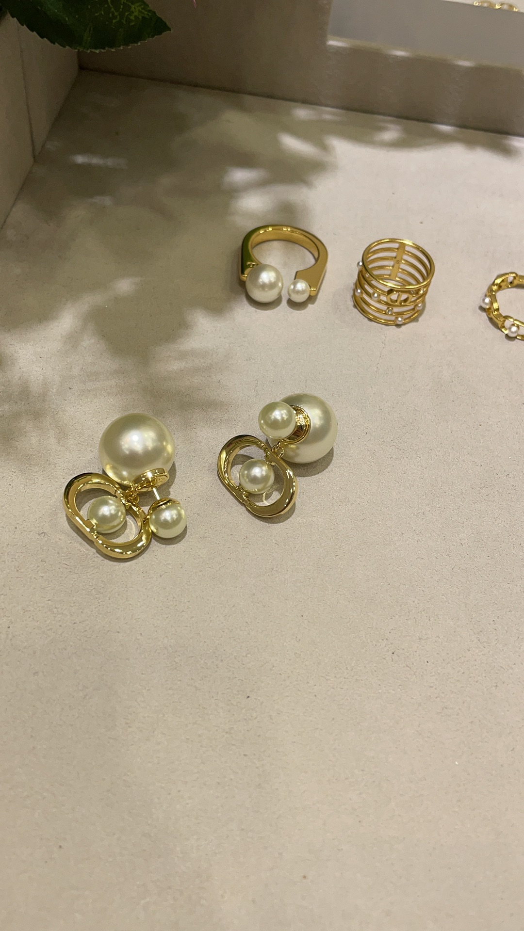 NO:632379,88180, today’s new product purchase is yb’s new Tribales gold CD letter pearl double ball earrings. The classic gold CD letter is decorated with a single pearl in the middle. The style is simple and elegant without lacking a sense of design. It is very recognizable when worn on the upper ear. A must-have for elegant beauties. Exclusively purchased from yb and customized. The same brass material, balenciaga, Cartier high-end jewelry1986090988180,今日新品购入yb 新款Tribales金色CD字母珍珠双球耳钉 经典金色CD字母中间装饰单颗珍珠 款式简洁大方又不缺设计感 佩戴上耳很有辨识度 气质美女必备 独家购入yb定制 一致黄铜材质,,balenciaga,卡迪亚高端饰品,Jewelry