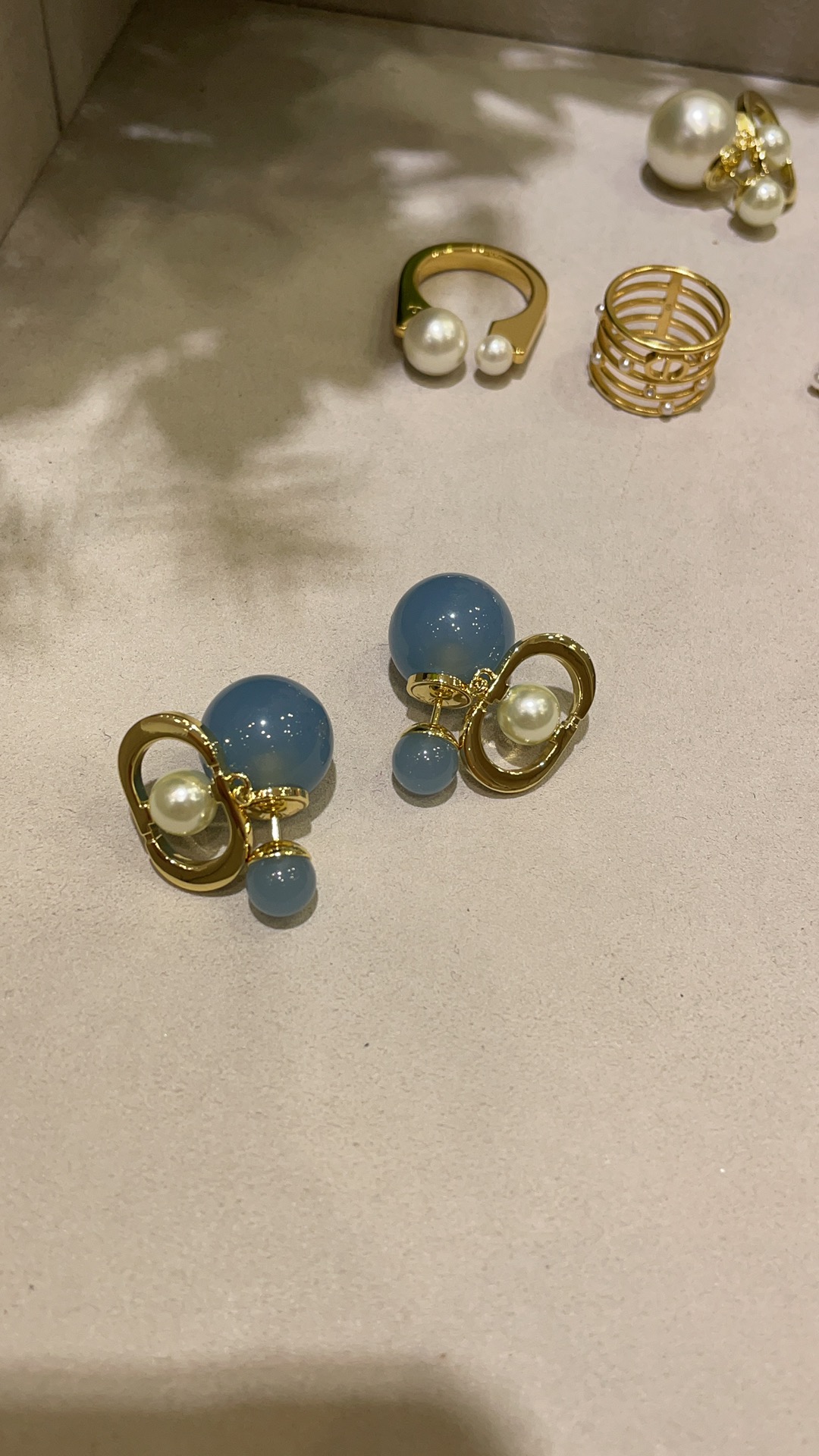 NO:632405,New product purchased today yb 88180 New Tribales colorful double ball gold CD letter pearl earrings available in blue & yellow. The macaron color is really spring and summer atmosphere. The double ball like candy is cute. A single pearl is decorated in the middle of the classic gold CD letter. Fashionable and elegant, full of girly feeling. A must-have for white and rich women. Exclusive purchase from yb customization. Consistent brass material, balenciaga, Cartier high-end jewelry19860909今日新品购入yb 88180 新款Tribales彩色双球金色CD字母珍珠耳钉 蓝色&黄色可选 马卡龙色系真的太有春夏氛围感了 像糖果一样的双球可可爱爱 经典金色CD字母中间装饰单颗珍珠 时髦贵气充满少女感 白富美必备 独家购入yb定制 一致黄铜材质,,balenciaga,卡迪亚高端饰品,Jewelry