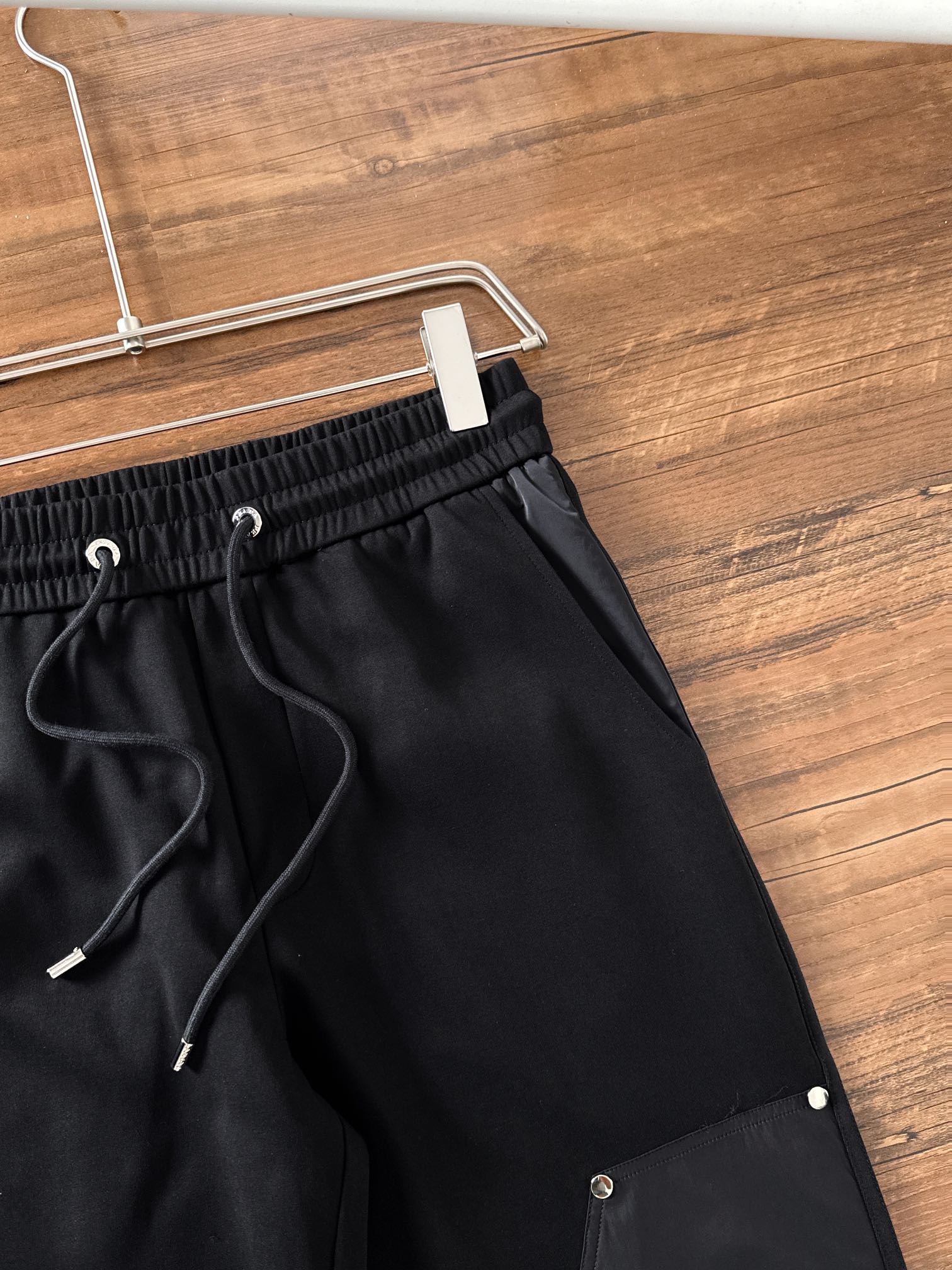 普拉达 香港贸易公司渠道货.2025夏季新款 男士休闲百搭束脚卫裤休闲裤.客供精纺纯棉面料,区别于一般的