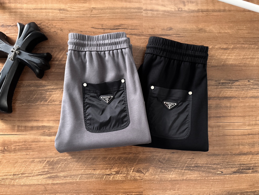 普拉达 香港贸易公司渠道货.2025夏季新款 男士休闲百搭束脚卫裤休闲裤.客供精纺纯棉面料,区别于一般的