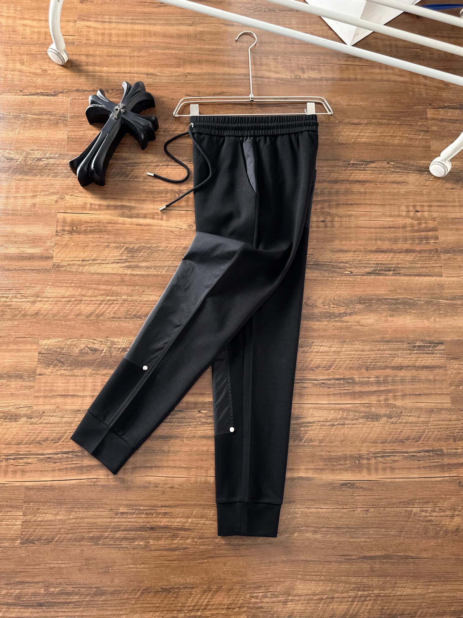 普拉达 香港贸易公司渠道货.2025夏季新款 男士休闲百搭束脚卫裤休闲裤.客供精纺纯棉面料,区别于一般的