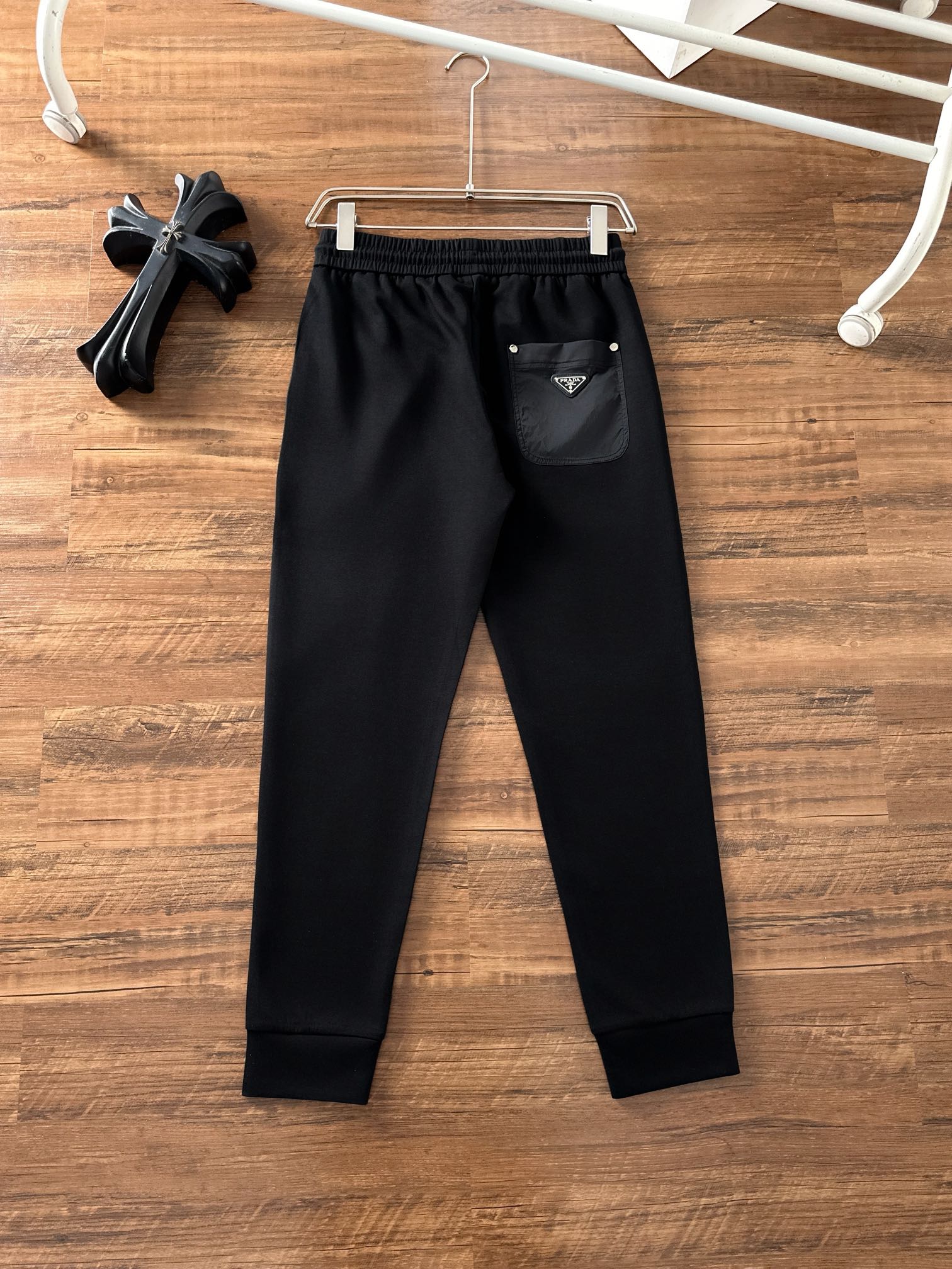 普拉达 香港贸易公司渠道货.2025夏季新款 男士休闲百搭束脚卫裤休闲裤.客供精纺纯棉面料,区别于一般的