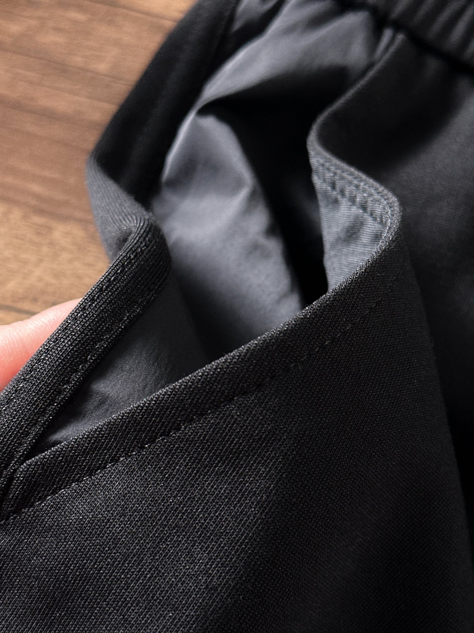 普拉达 香港贸易公司渠道货.2025夏季新款 男士休闲百搭束脚卫裤休闲裤.客供精纺纯棉面料,区别于一般的