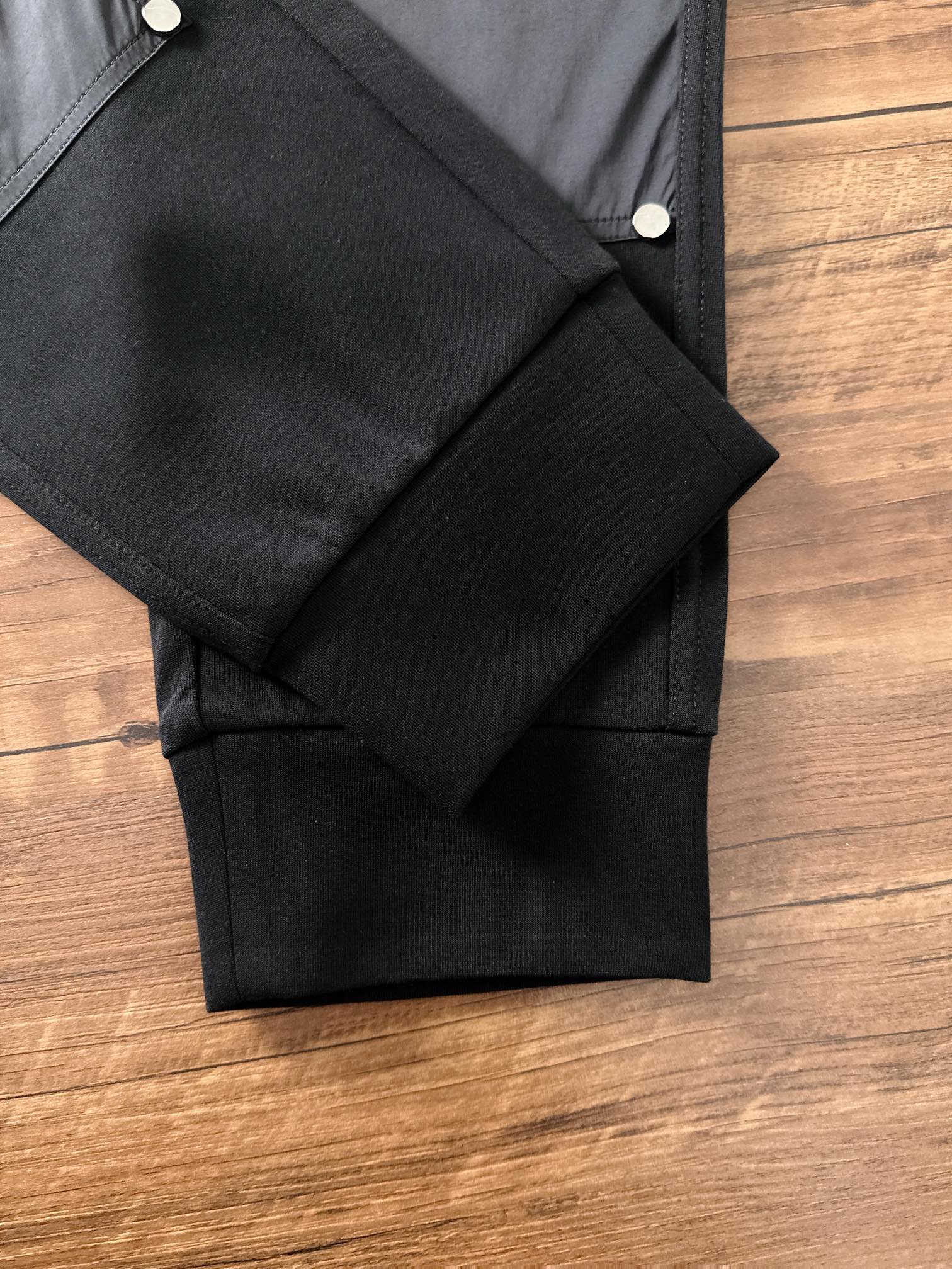 普拉达 香港贸易公司渠道货.2025夏季新款 男士休闲百搭束脚卫裤休闲裤.客供精纺纯棉面料,区别于一般的