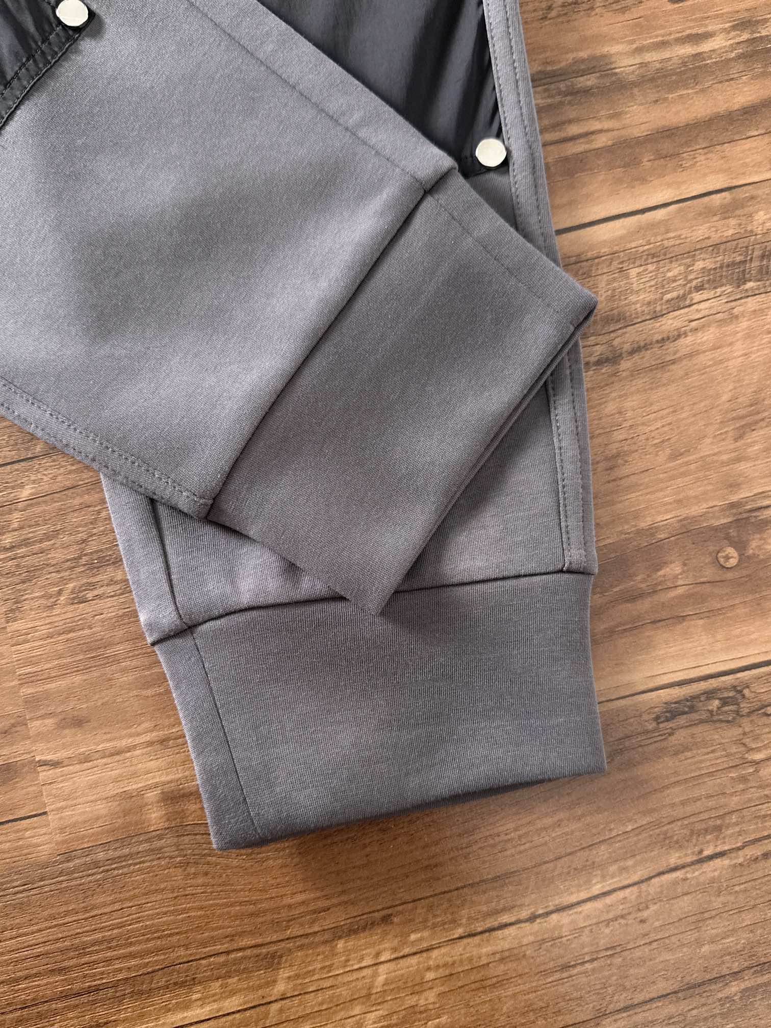 普拉达 香港贸易公司渠道货.2025夏季新款 男士休闲百搭束脚卫裤休闲裤.客供精纺纯棉面料,区别于一般的