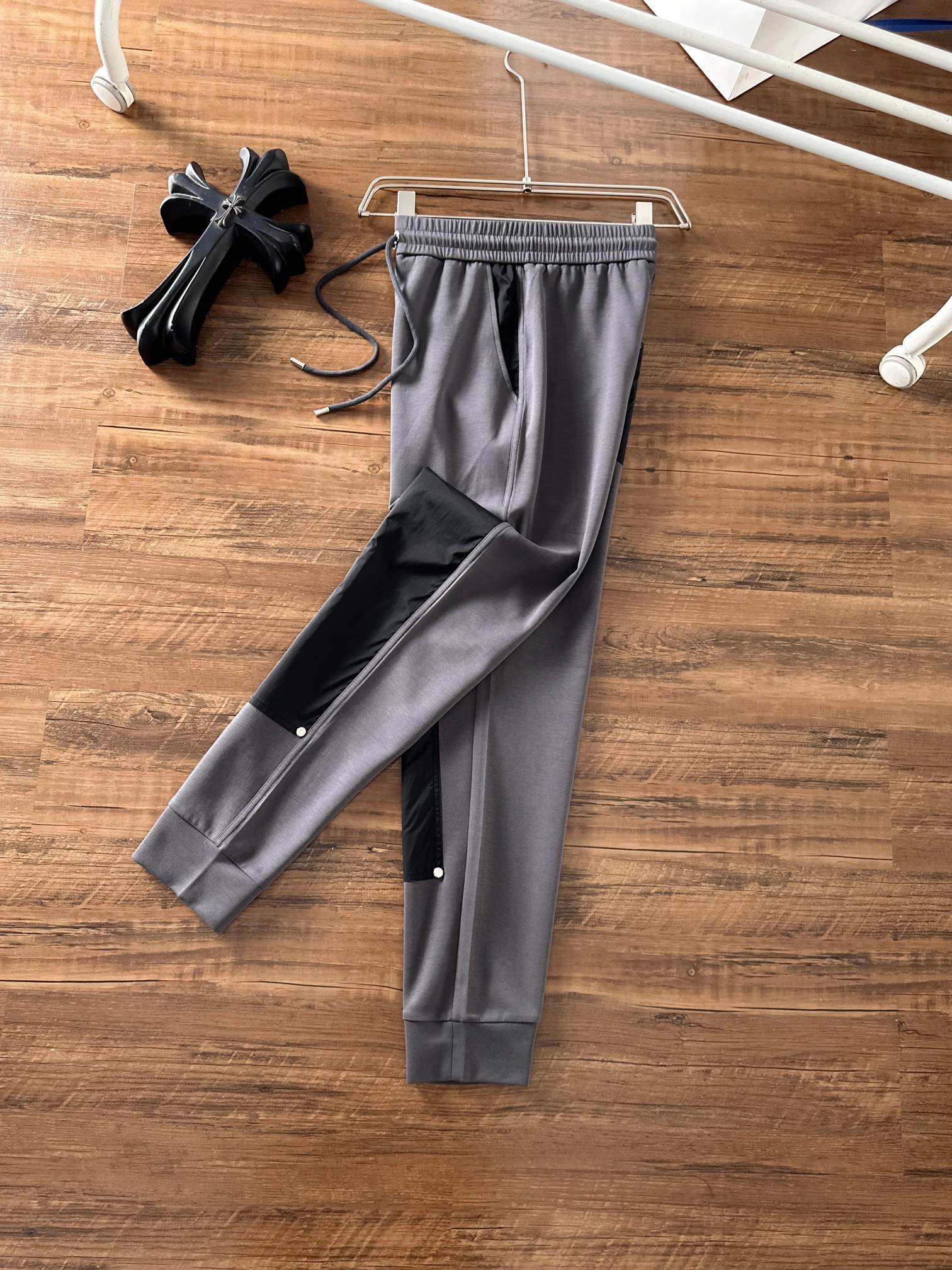 普拉达 香港贸易公司渠道货.2025夏季新款 男士休闲百搭束脚卫裤休闲裤.客供精纺纯棉面料,区别于一般的