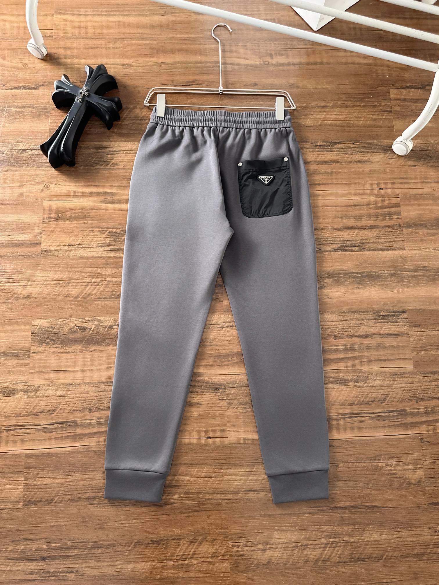 普拉达 香港贸易公司渠道货.2025夏季新款 男士休闲百搭束脚卫裤休闲裤.客供精纺纯棉面料,区别于一般的