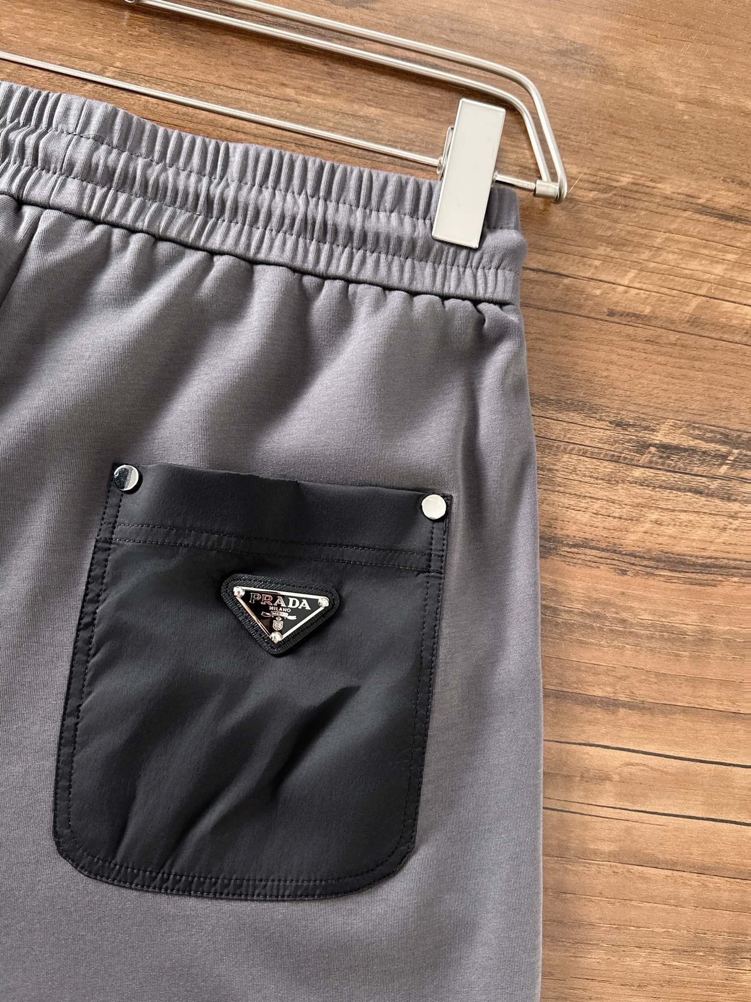 普拉达 香港贸易公司渠道货.2025夏季新款 男士休闲百搭束脚卫裤休闲裤.客供精纺纯棉面料,区别于一般的