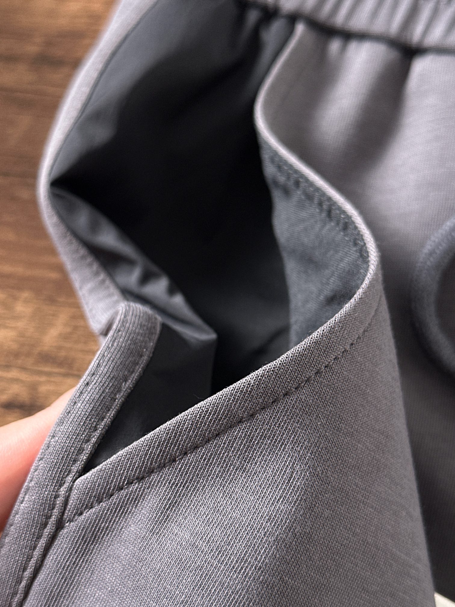 普拉达 香港贸易公司渠道货.2025夏季新款 男士休闲百搭束脚卫裤休闲裤.客供精纺纯棉面料,区别于一般的