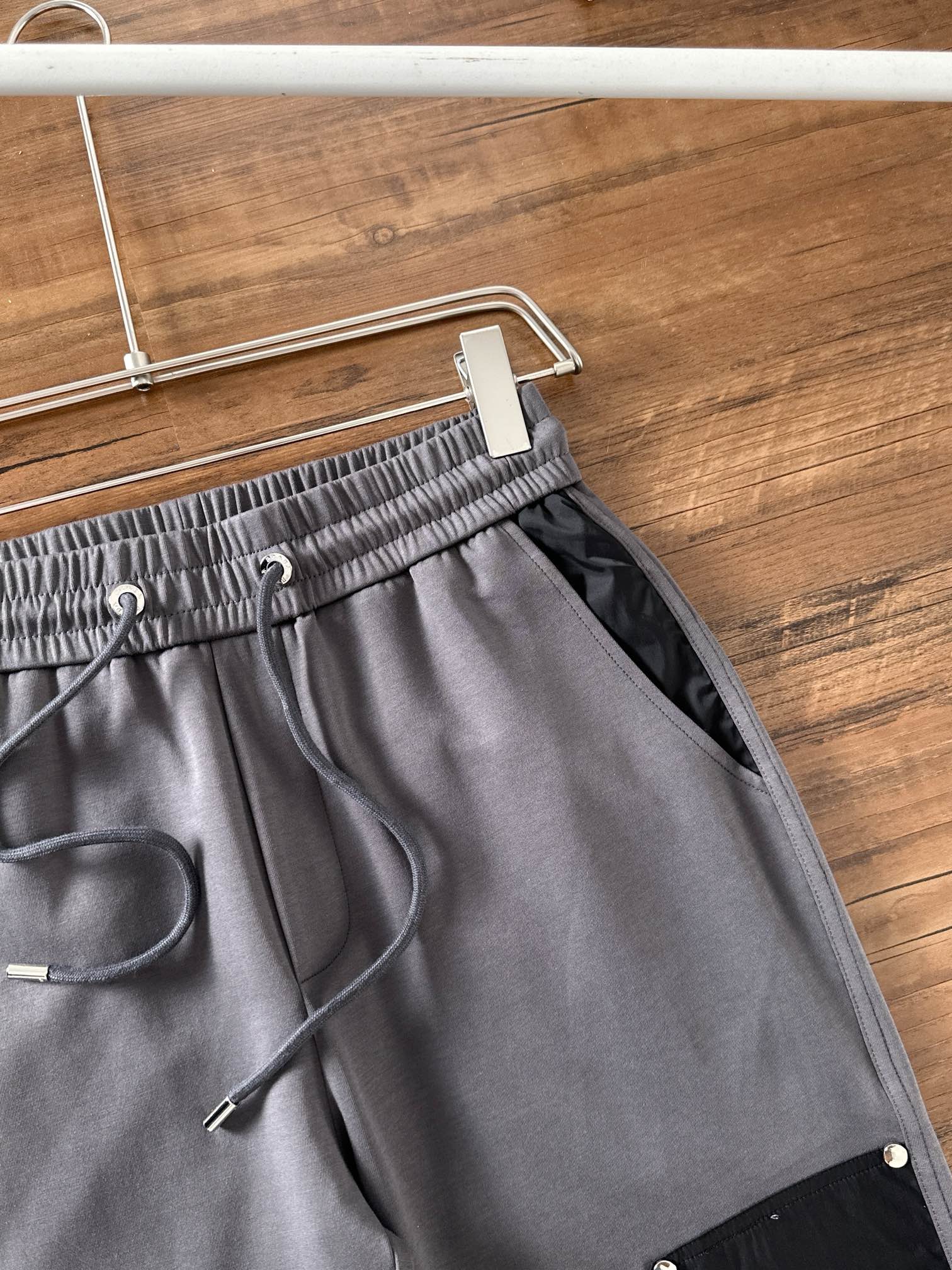 普拉达 香港贸易公司渠道货.2025夏季新款 男士休闲百搭束脚卫裤休闲裤.客供精纺纯棉面料,区别于一般的