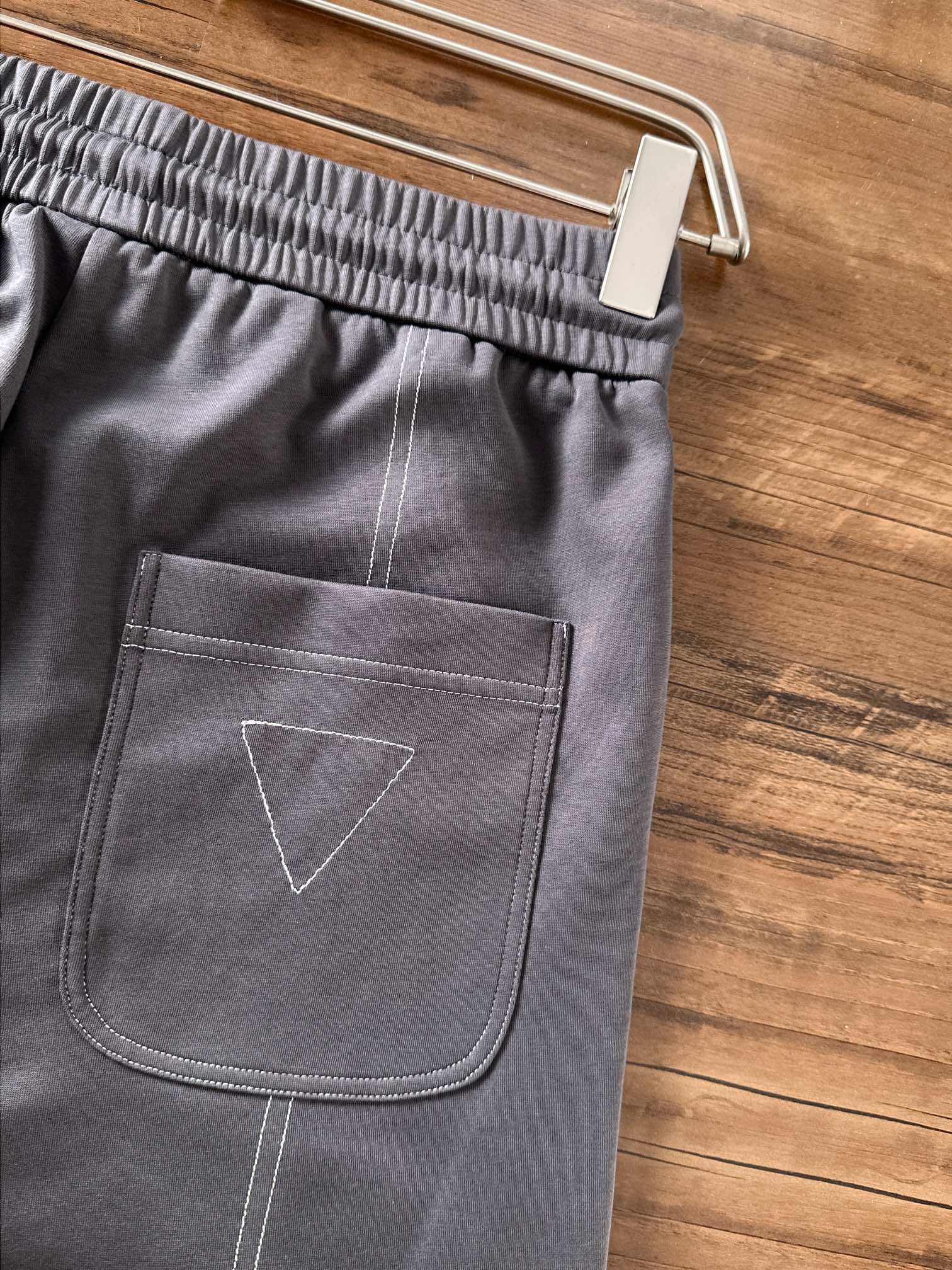 普拉达 香港贸易公司渠道货.2025夏季新款 男士休闲百搭束脚卫裤休闲裤.客供精纺纯棉面料,区别于一般的