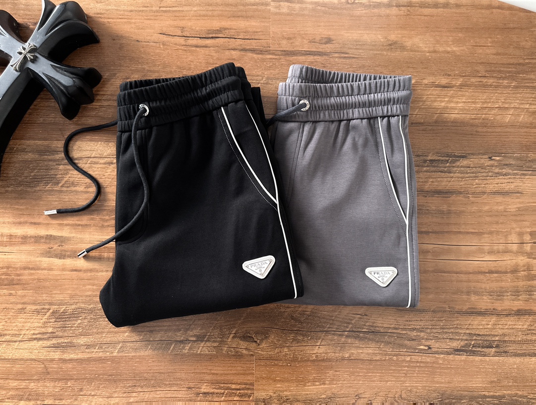 普拉达 香港贸易公司渠道货.2025夏季新款 男士休闲百搭束脚卫裤休闲裤.客供精纺纯棉面料,区别于一般的