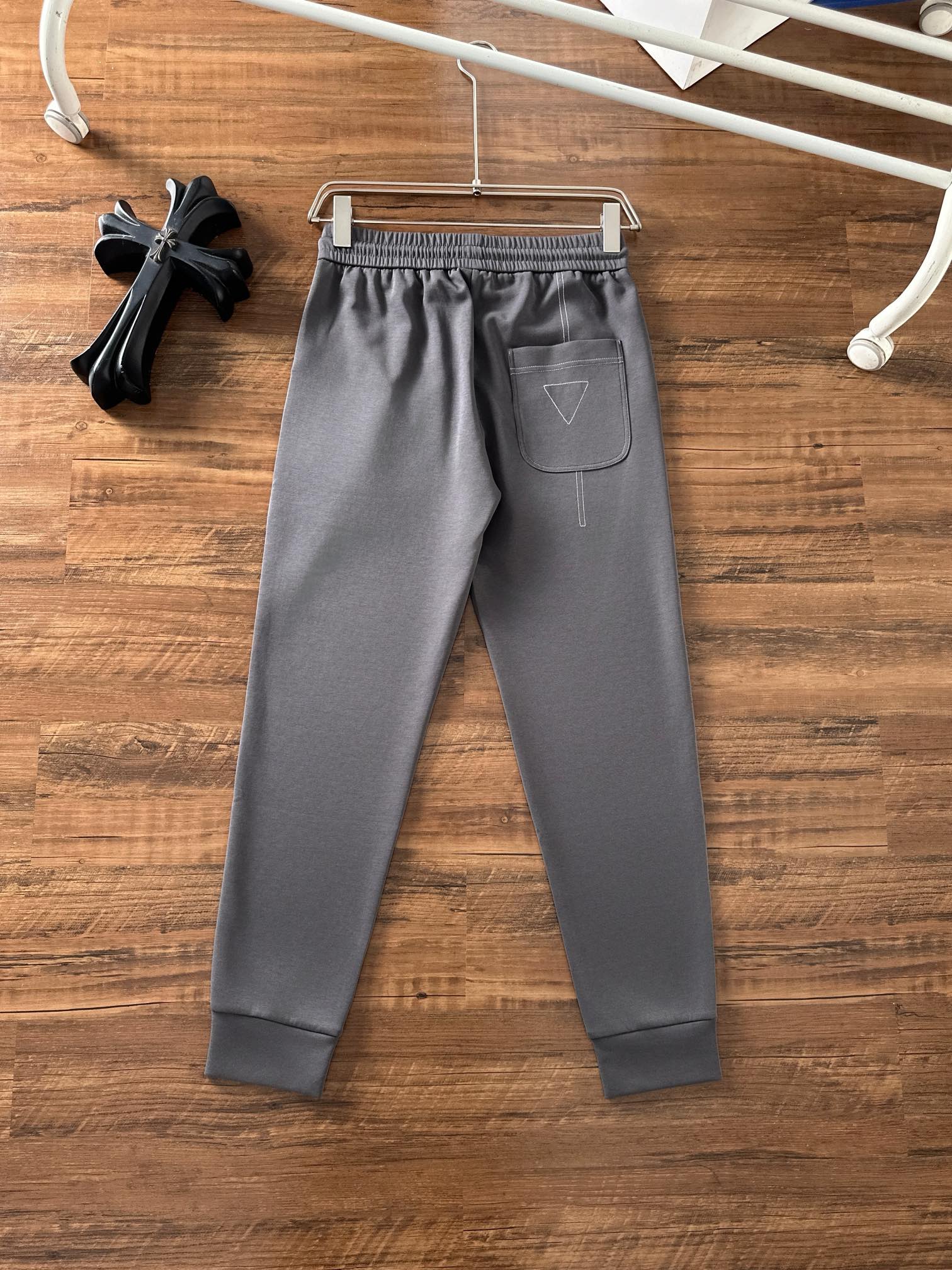 普拉达 香港贸易公司渠道货.2025夏季新款 男士休闲百搭束脚卫裤休闲裤.客供精纺纯棉面料,区别于一般的