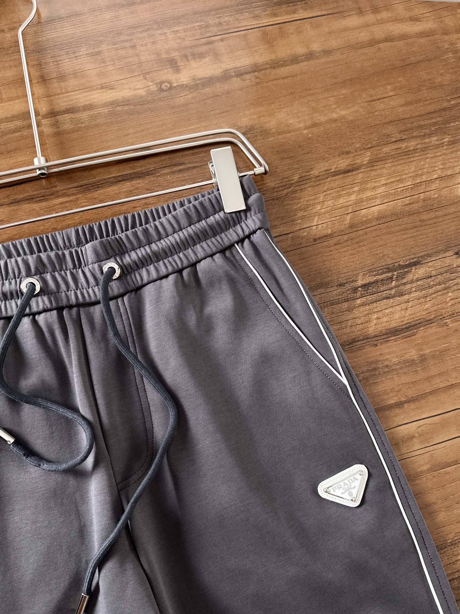 普拉达 香港贸易公司渠道货.2025夏季新款 男士休闲百搭束脚卫裤休闲裤.客供精纺纯棉面料,区别于一般的