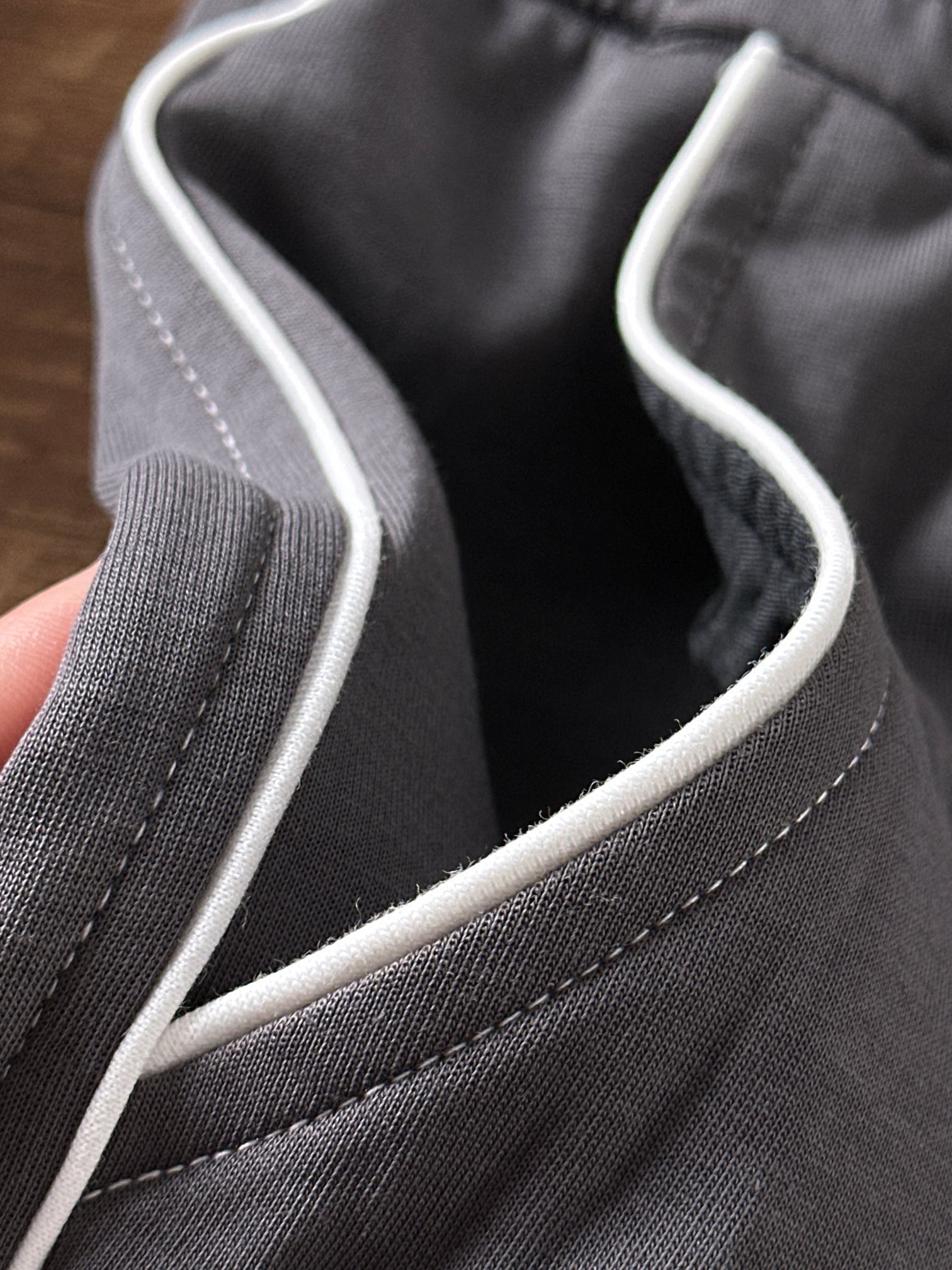 普拉达 香港贸易公司渠道货.2025夏季新款 男士休闲百搭束脚卫裤休闲裤.客供精纺纯棉面料,区别于一般的