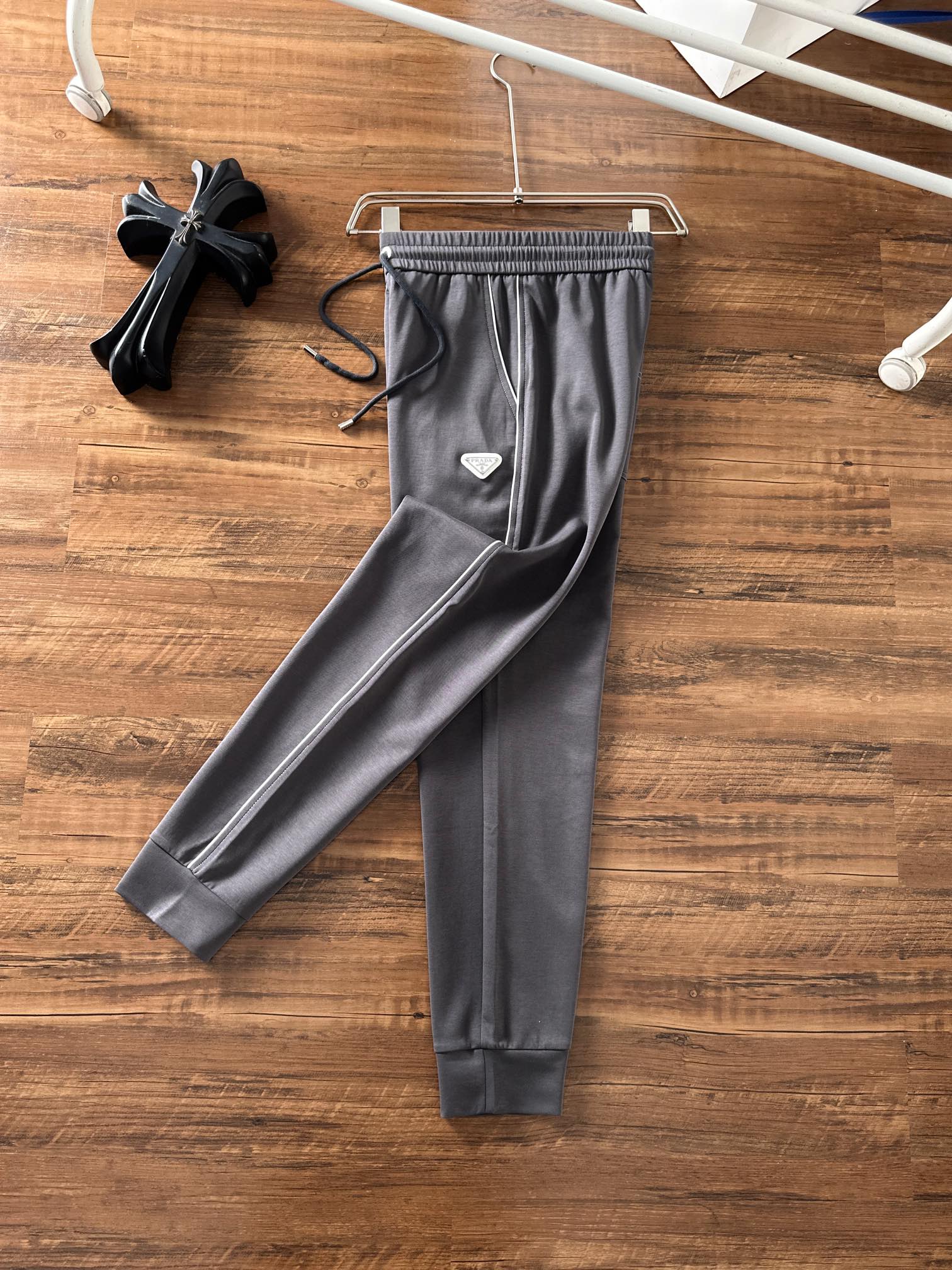 普拉达 香港贸易公司渠道货.2025夏季新款 男士休闲百搭束脚卫裤休闲裤.客供精纺纯棉面料,区别于一般的