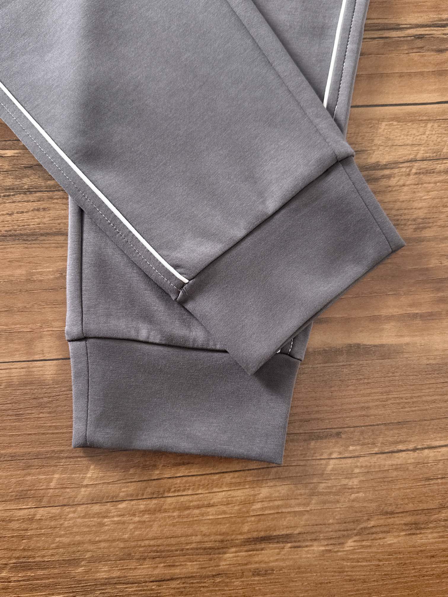 普拉达 香港贸易公司渠道货.2025夏季新款 男士休闲百搭束脚卫裤休闲裤.客供精纺纯棉面料,区别于一般的