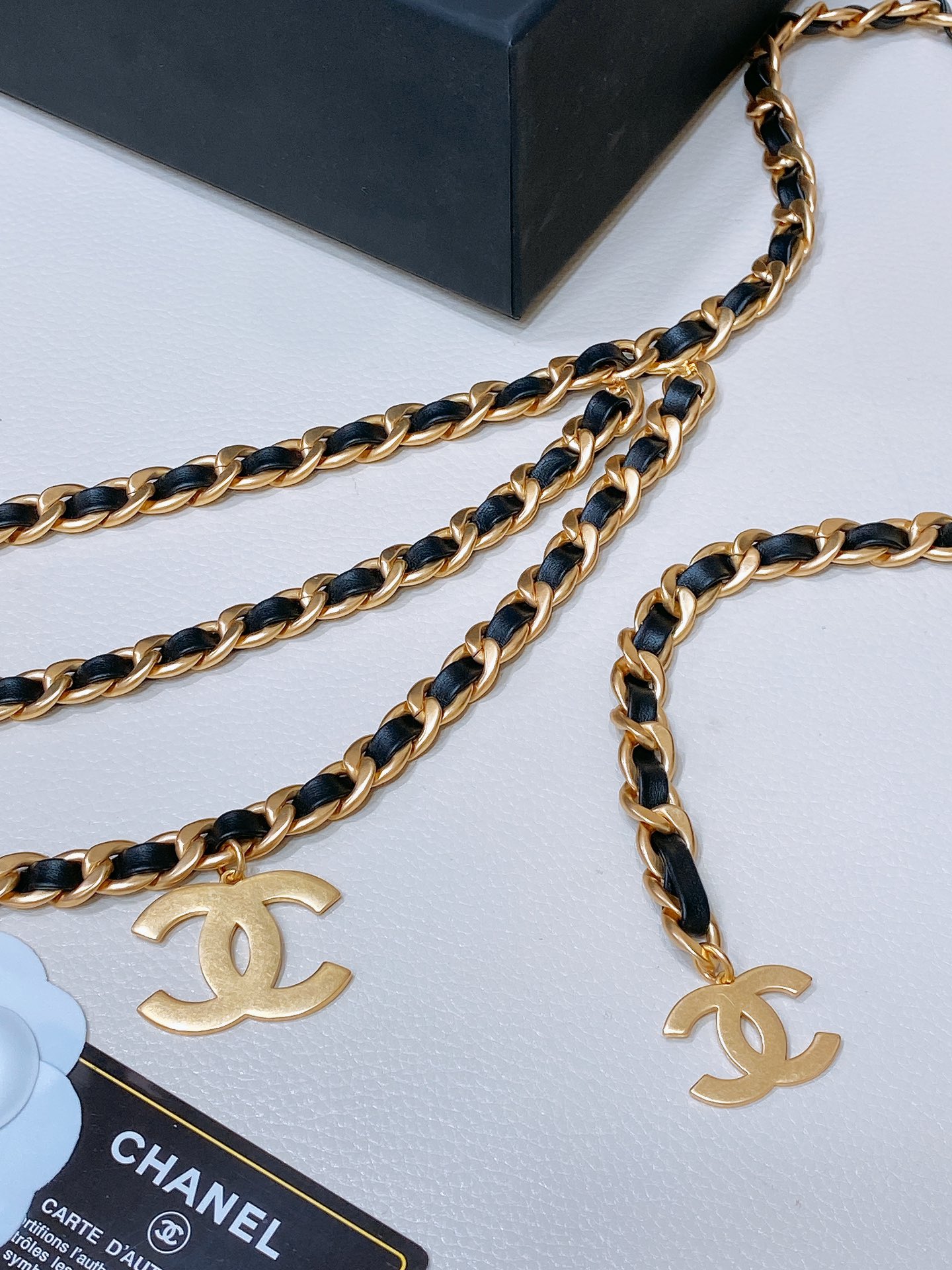 -Chanel 黄铜金属.经典链条logo腰链 精致优雅 均码 
             三层链 简单
