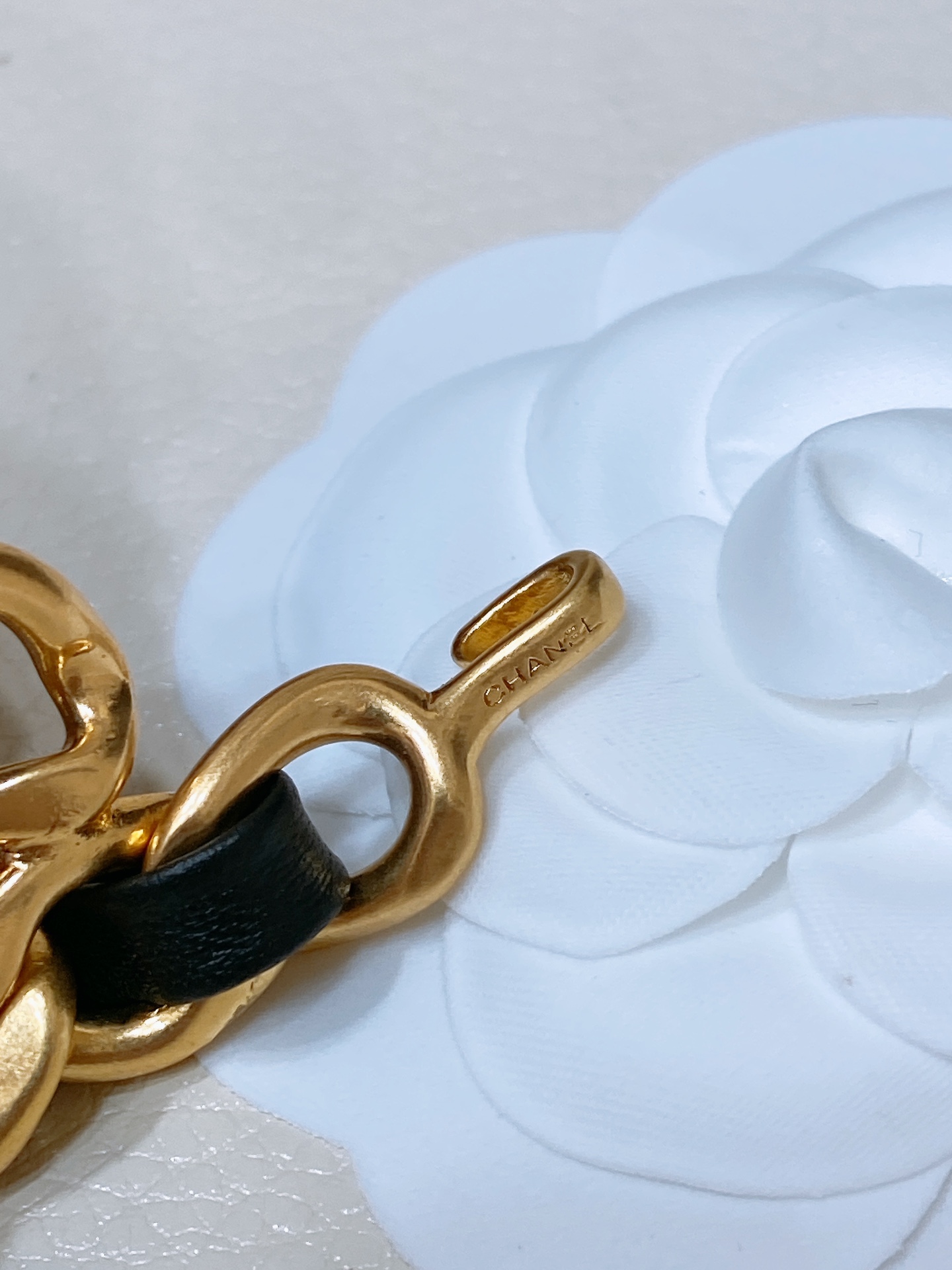 -Chanel 黄铜金属.经典链条logo腰链 精致优雅 均码 
             三层链 简单