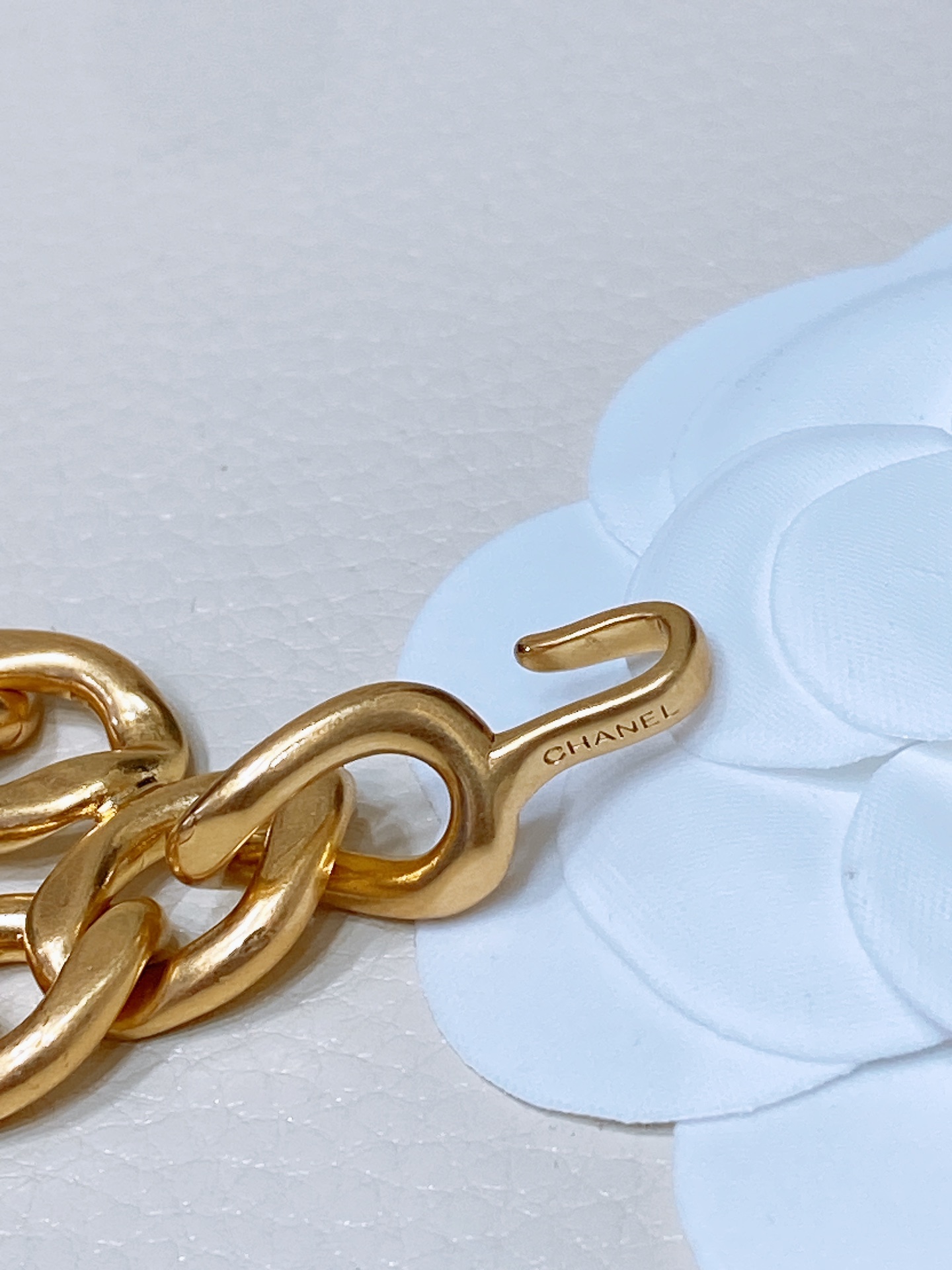 -Chanel 黄铜金属.经典链条logo腰链 精致优雅 均码 
             三层链 简单