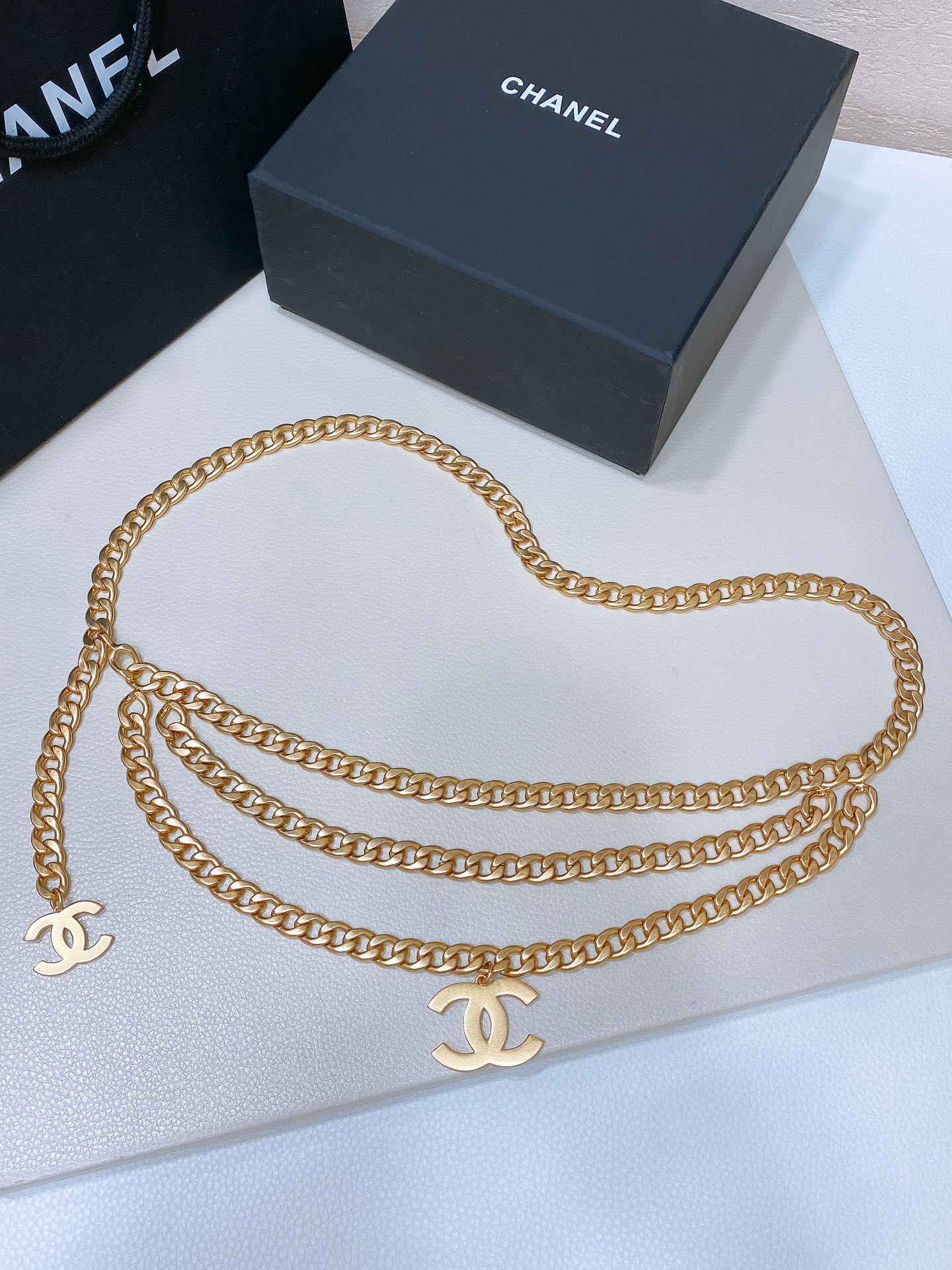 -Chanel 黄铜金属.经典链条logo腰链 精致优雅 均码 
             三层链 简单