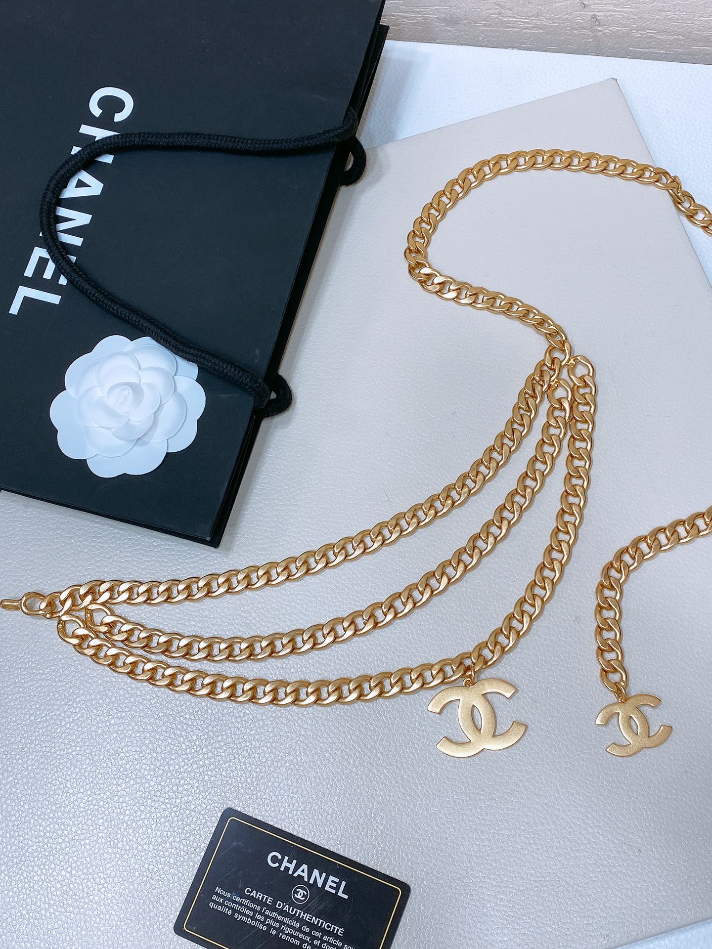 -Chanel 黄铜金属.经典链条logo腰链 精致优雅 均码 
             三层链 简单