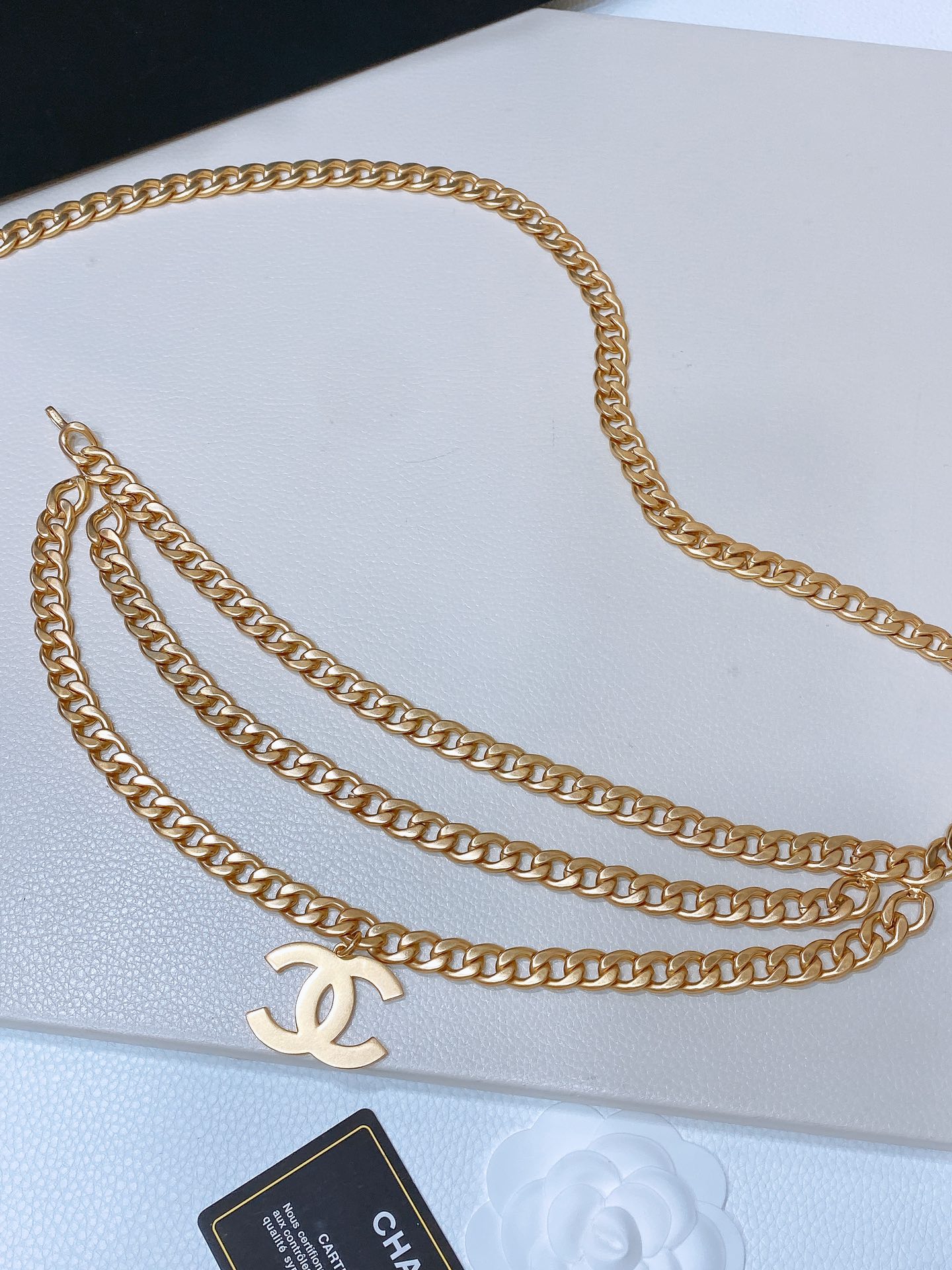 -Chanel 黄铜金属.经典链条logo腰链 精致优雅 均码 
             三层链 简单