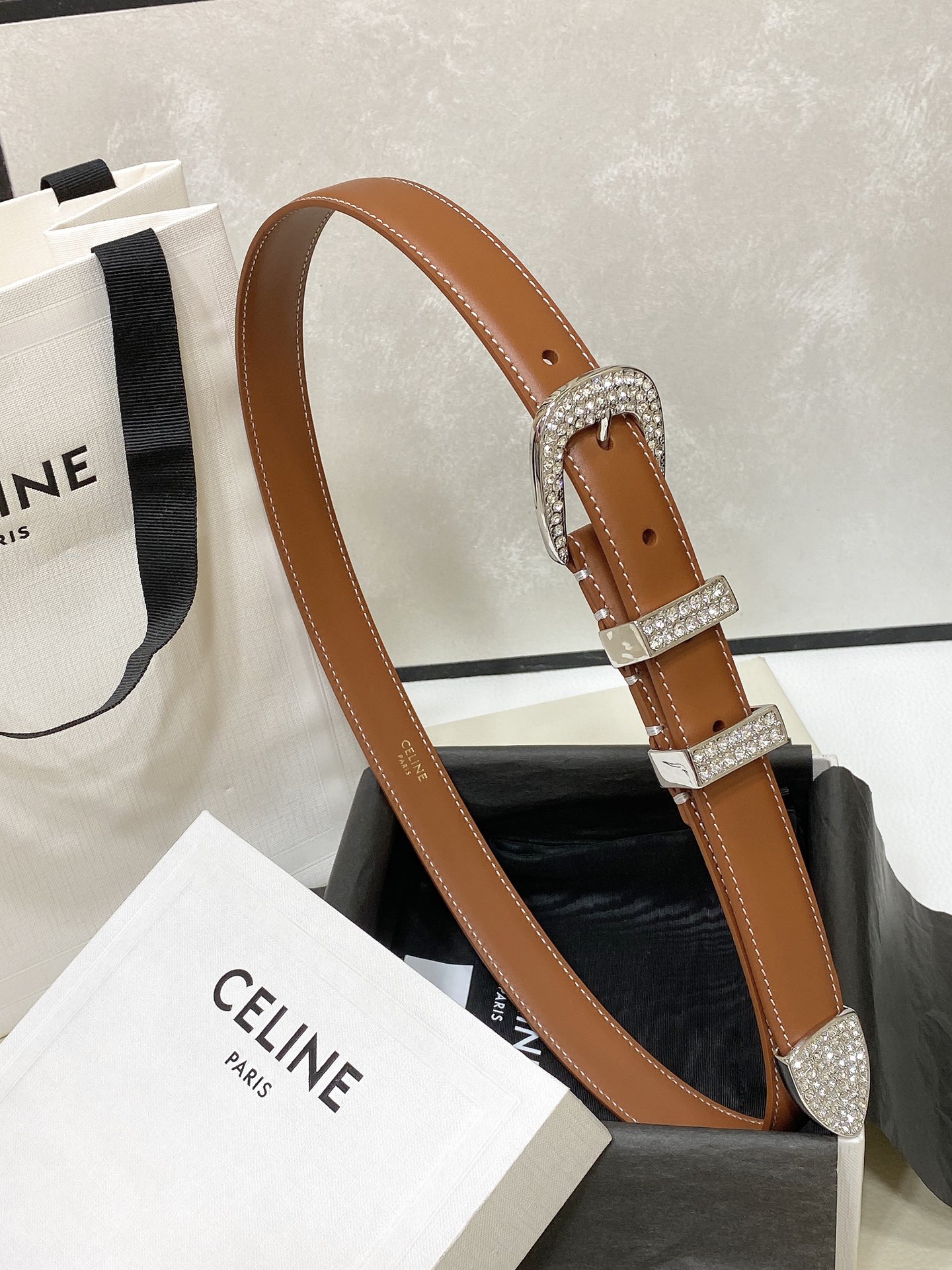 - Celine 顶级版本、独家
赛琳针扣水钻 满钻腰带 MARCO中号复古牛皮革水钻腰带 2.5cm 
