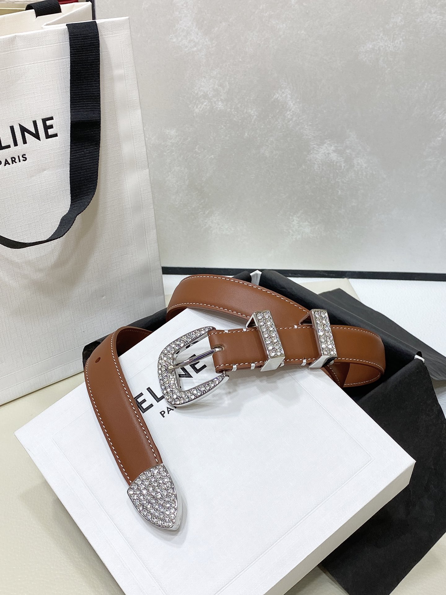 - Celine 顶级版本、独家
赛琳针扣水钻 满钻腰带 MARCO中号复古牛皮革水钻腰带 2.5cm 