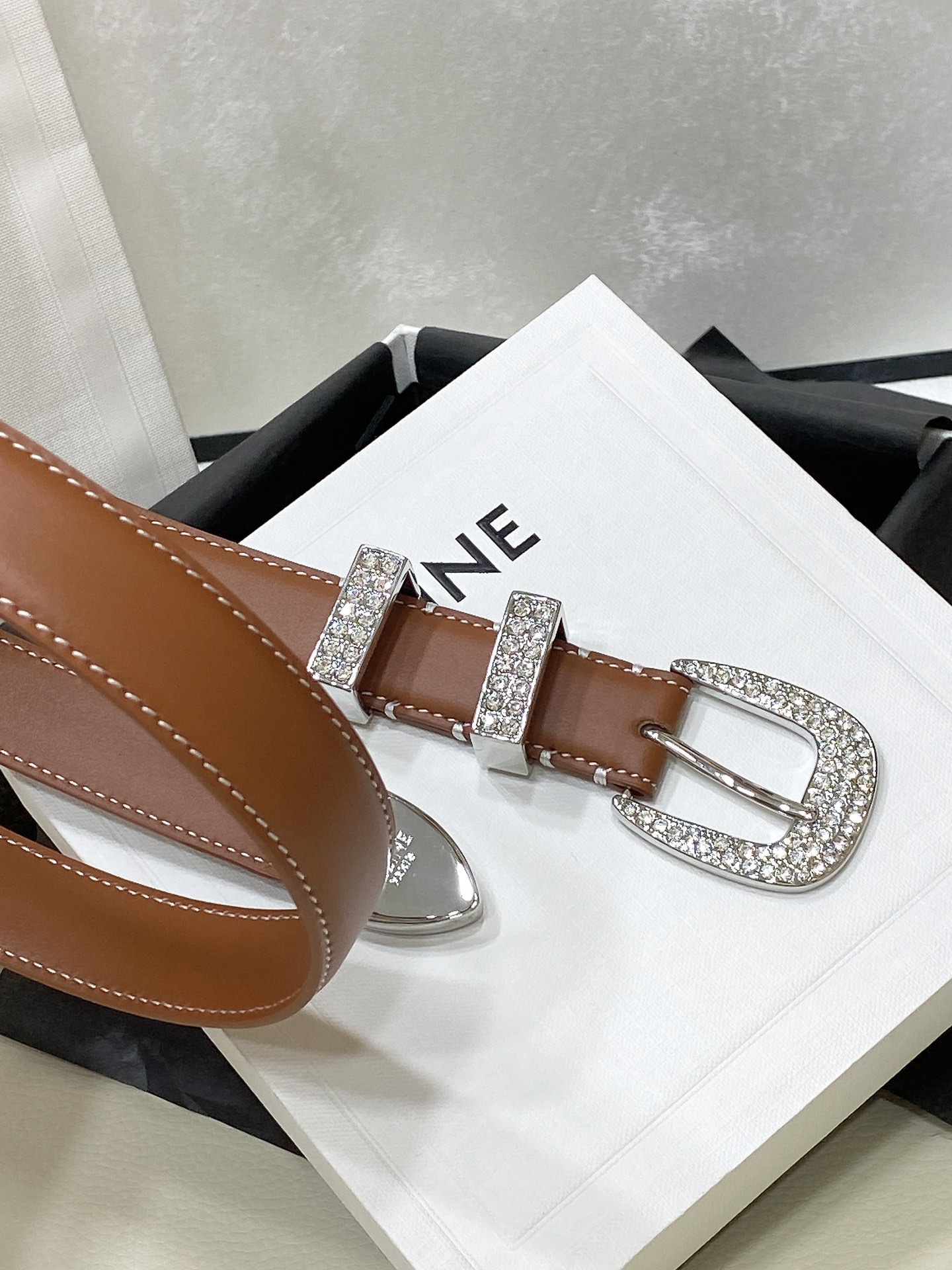 - Celine 顶级版本、独家
赛琳针扣水钻 满钻腰带 MARCO中号复古牛皮革水钻腰带 2.5cm 