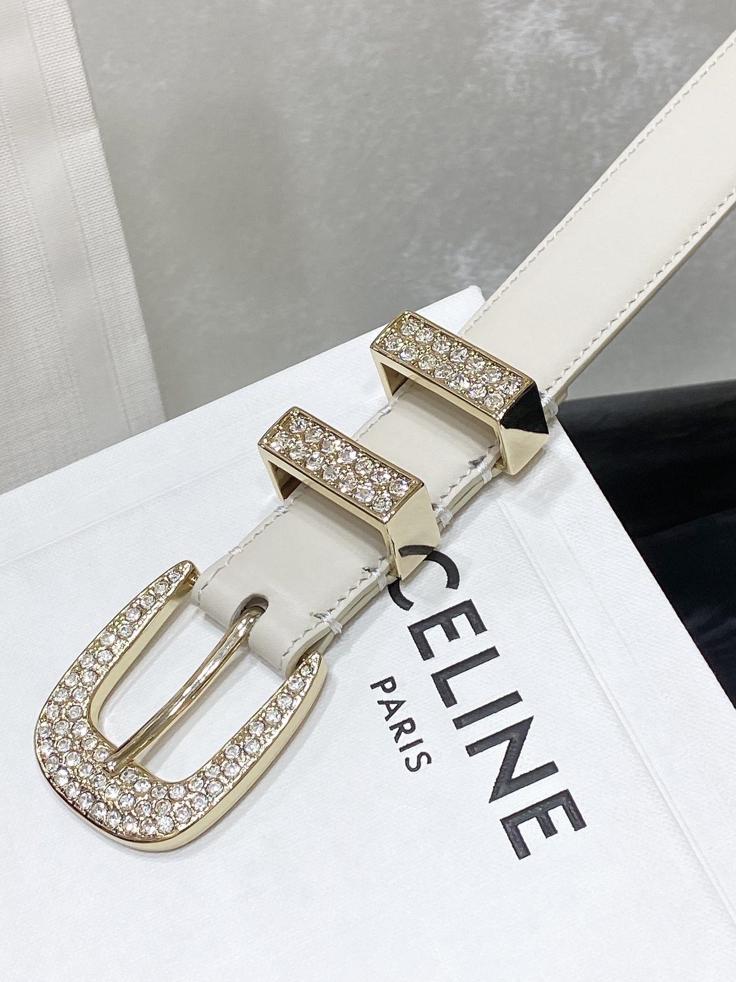 - Celine 顶级版本、独家
赛琳针扣水钻 满钻腰带 MARCO中号复古牛皮革水钻腰带 2.5cm 