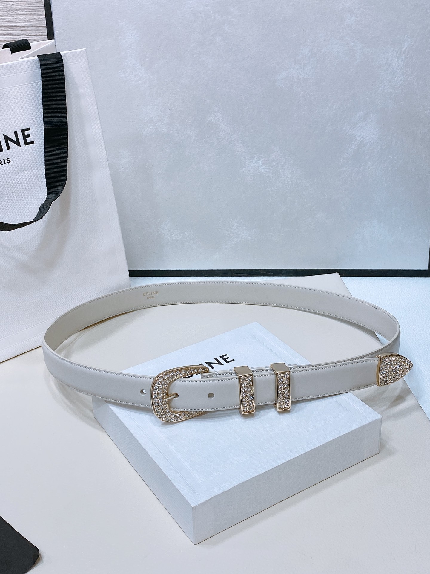 - Celine 顶级版本、独家
赛琳针扣水钻 满钻腰带 MARCO中号复古牛皮革水钻腰带 2.5cm 