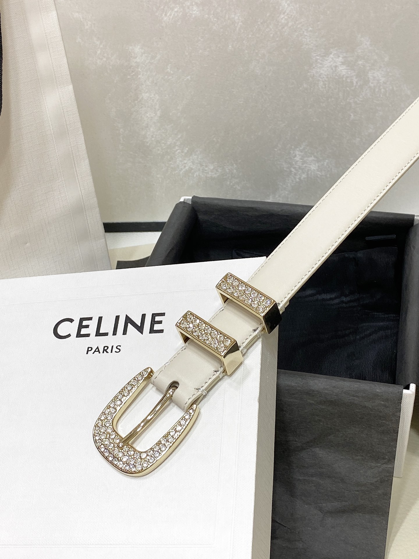 - Celine 顶级版本、独家
赛琳针扣水钻 满钻腰带 MARCO中号复古牛皮革水钻腰带 2.5cm 
