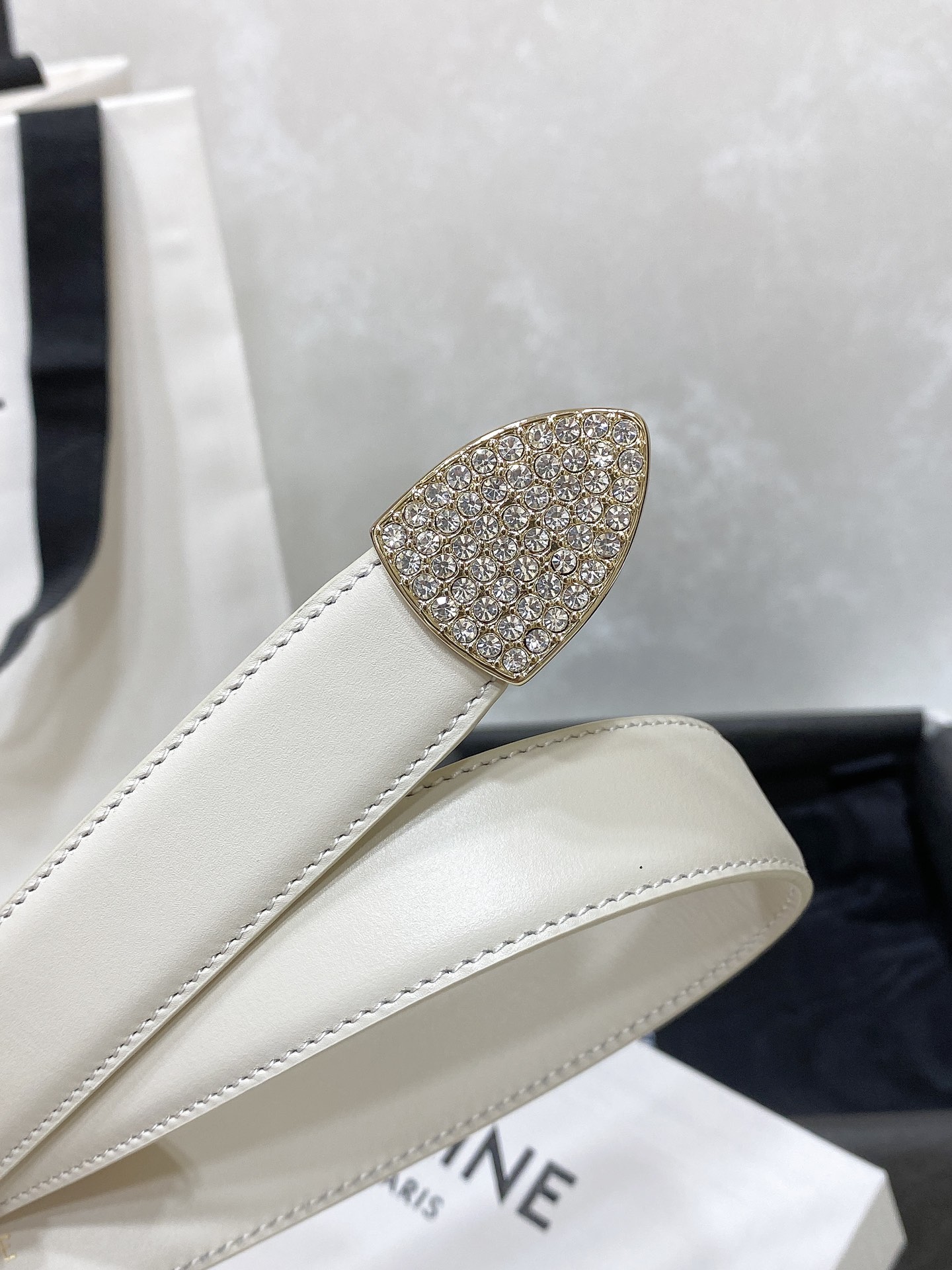 - Celine 顶级版本、独家
赛琳针扣水钻 满钻腰带 MARCO中号复古牛皮革水钻腰带 2.5cm 
