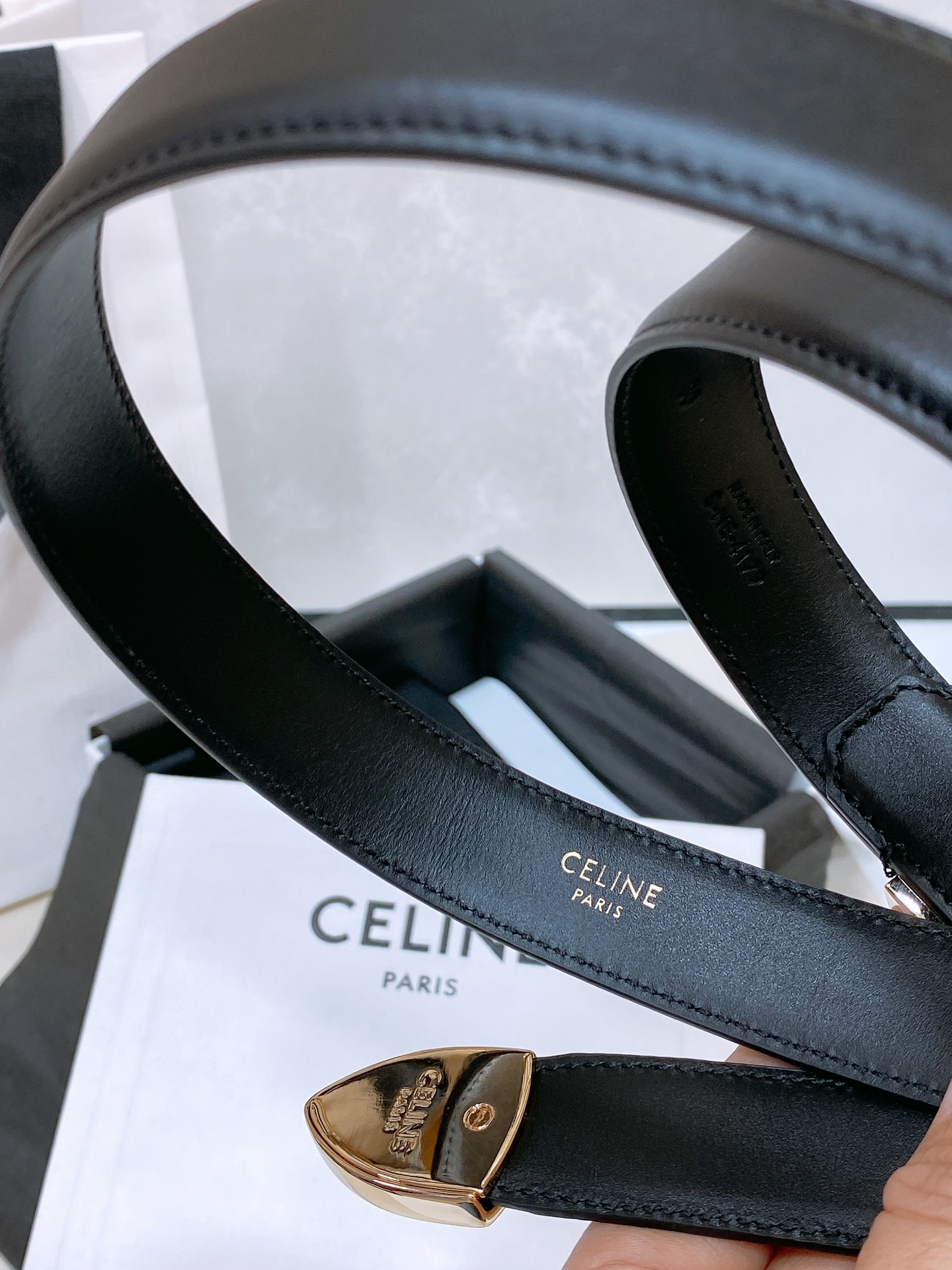 - Celine 顶级版本、独家
赛琳针扣水钻 满钻腰带 MARCO中号复古牛皮革水钻腰带 2.5cm 