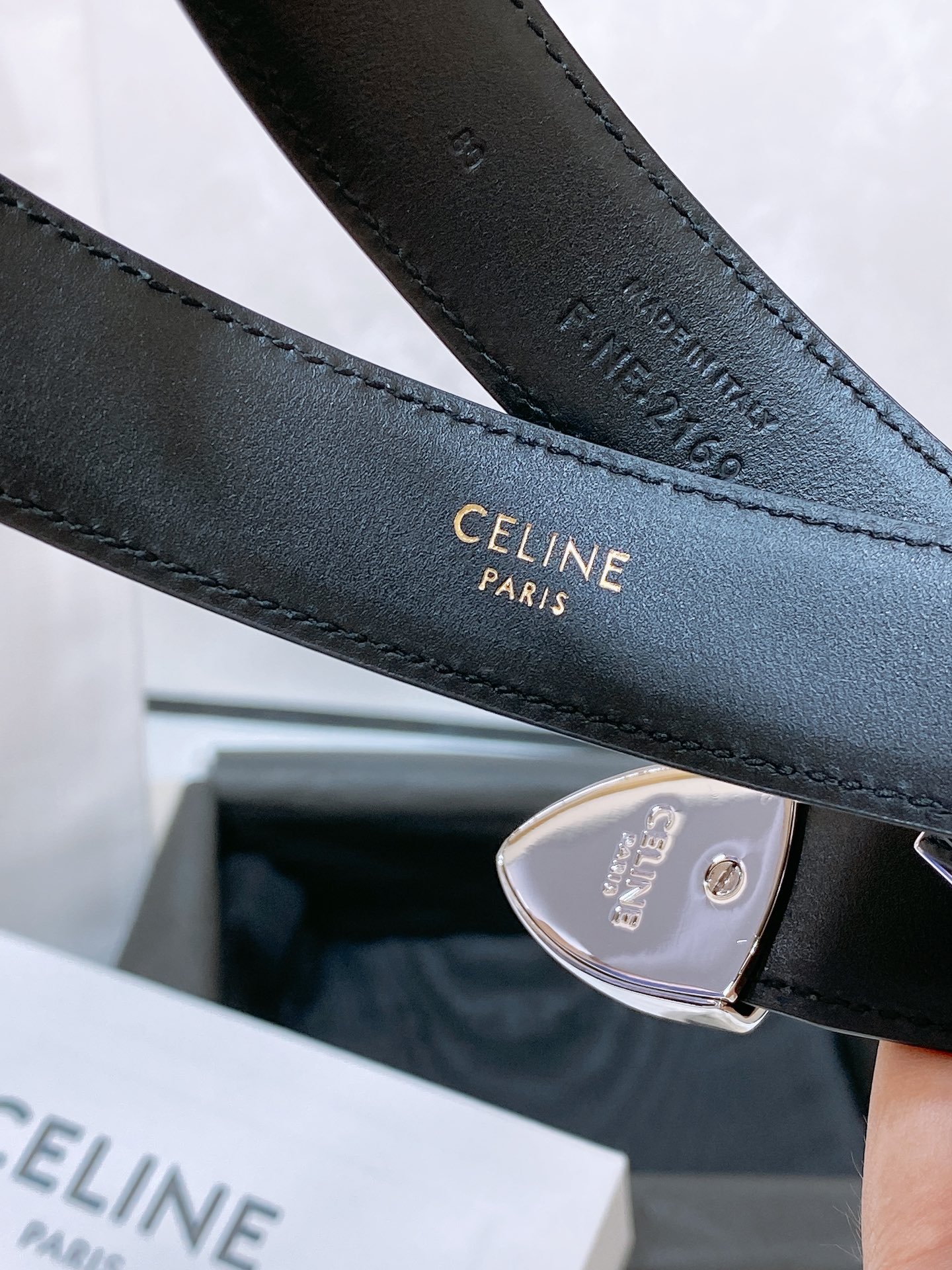 - Celine 顶级版本、独家
赛琳针扣水钻 满钻腰带 MARCO中号复古牛皮革水钻腰带 2.5cm 