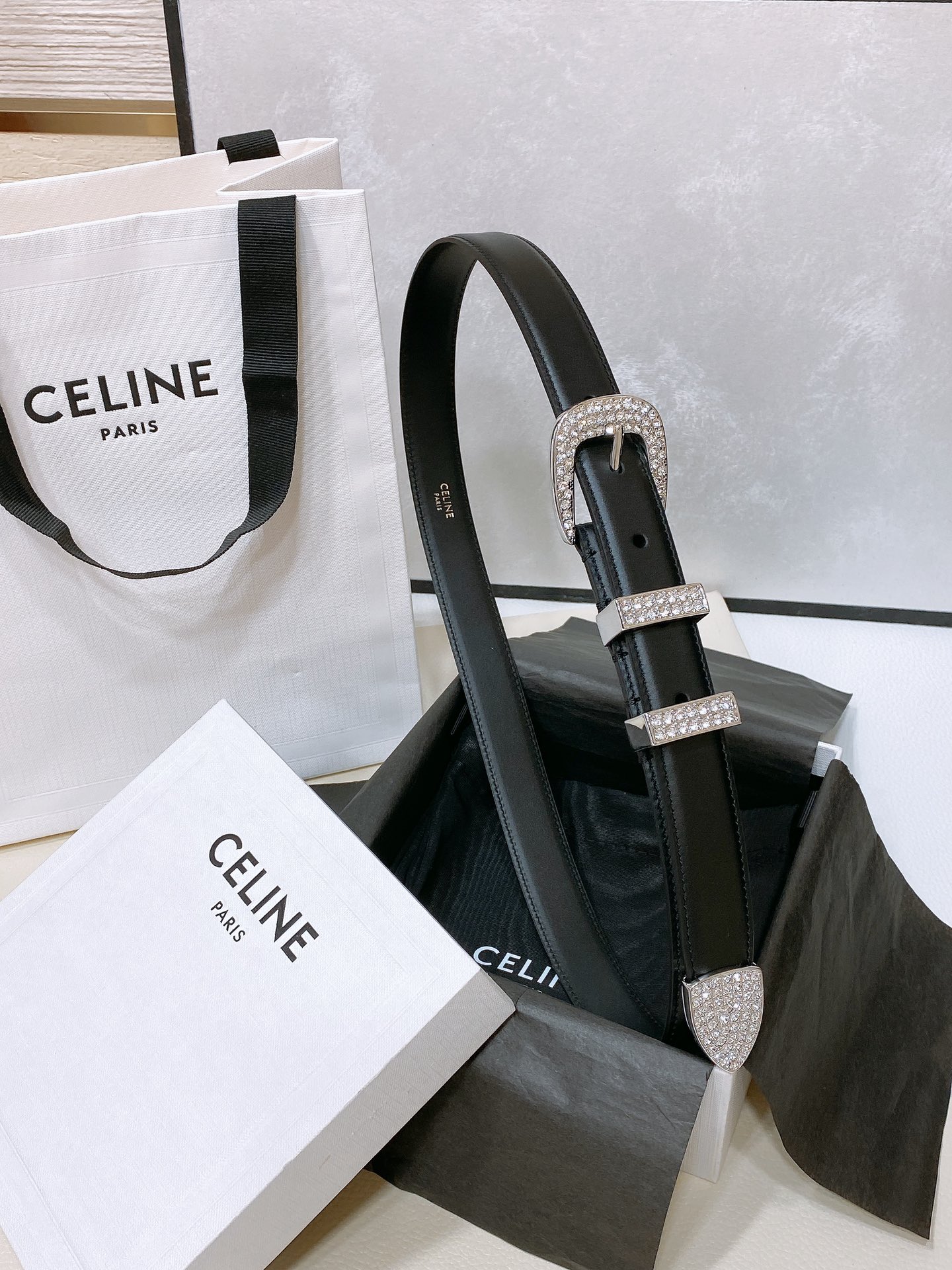 - Celine 顶级版本、独家
赛琳针扣水钻 满钻腰带 MARCO中号复古牛皮革水钻腰带 2.5cm 