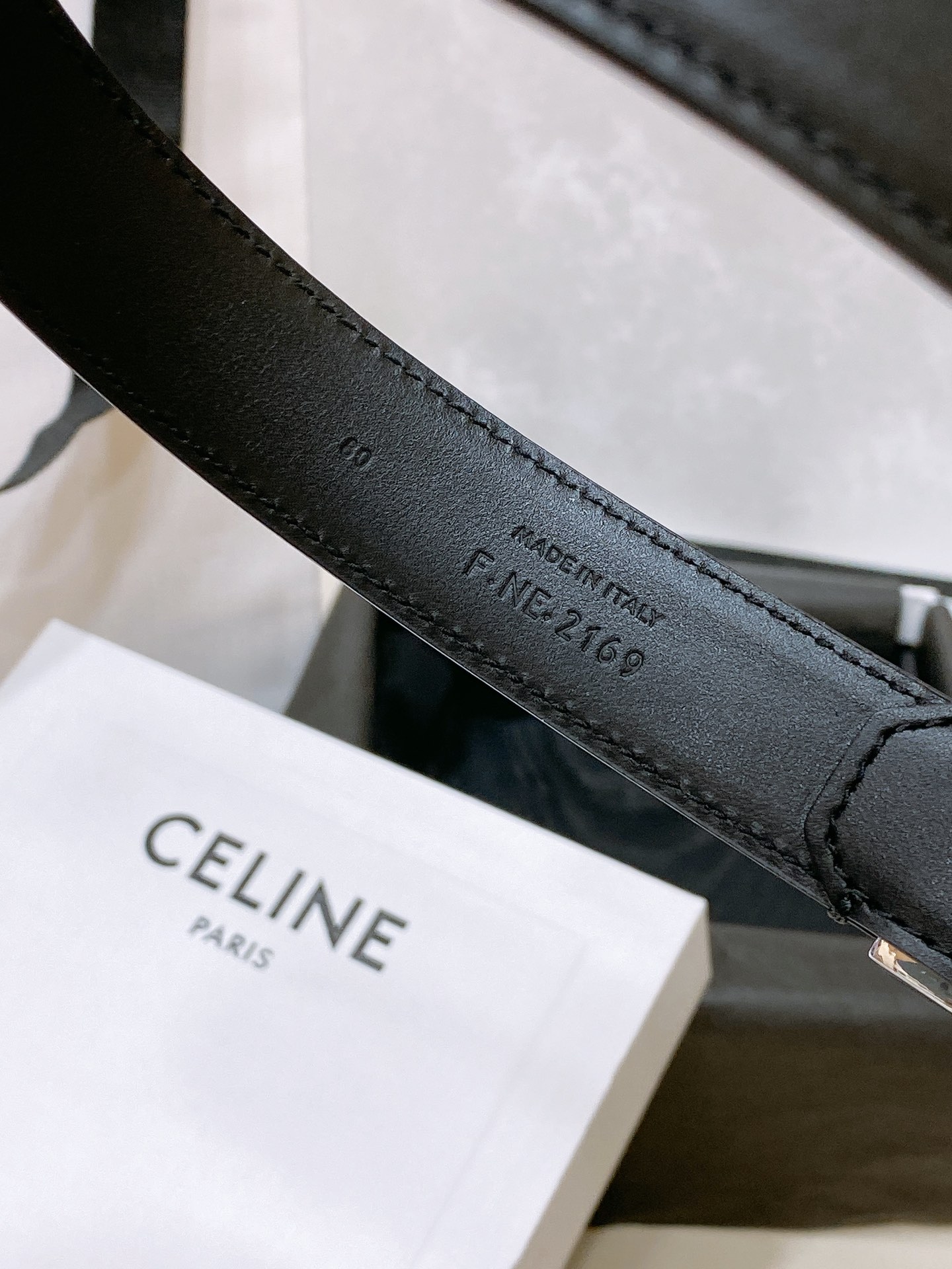 - Celine 顶级版本、独家
赛琳针扣水钻 满钻腰带 MARCO中号复古牛皮革水钻腰带 2.5cm 