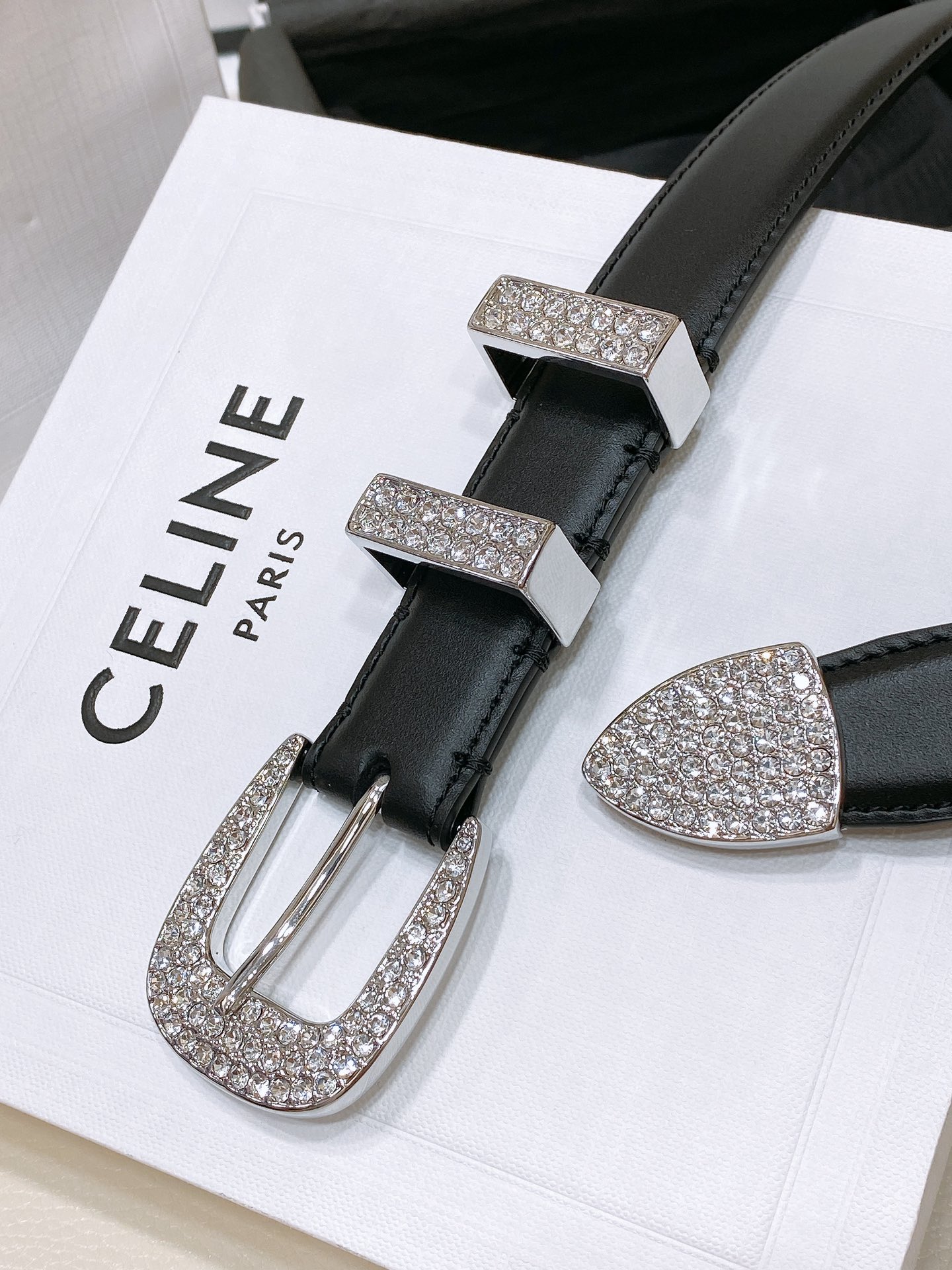 - Celine 顶级版本、独家
赛琳针扣水钻 满钻腰带 MARCO中号复古牛皮革水钻腰带 2.5cm 