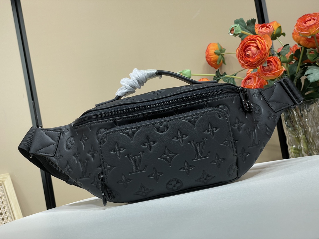 Louis Vuitton [Rush Bumbag waist bag] M47058 black (stripe embossed)