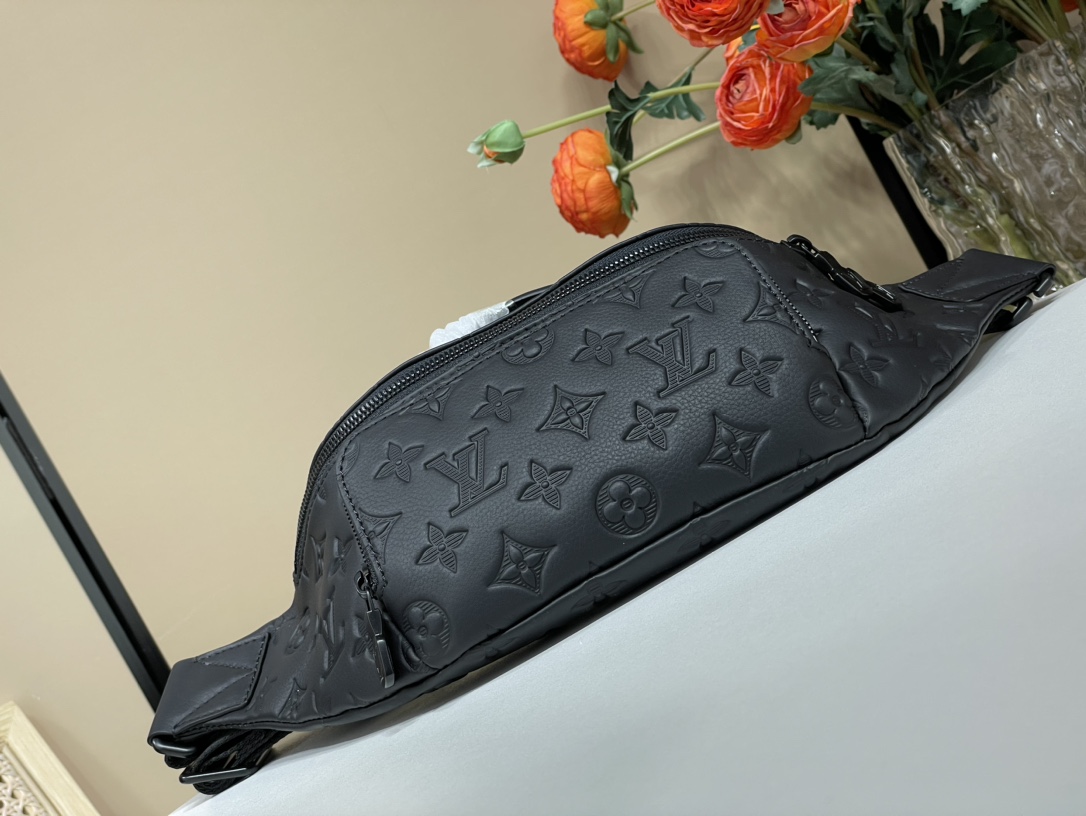 Louis Vuitton [Rush Bumbag waist bag] M47058 black (stripe embossed)