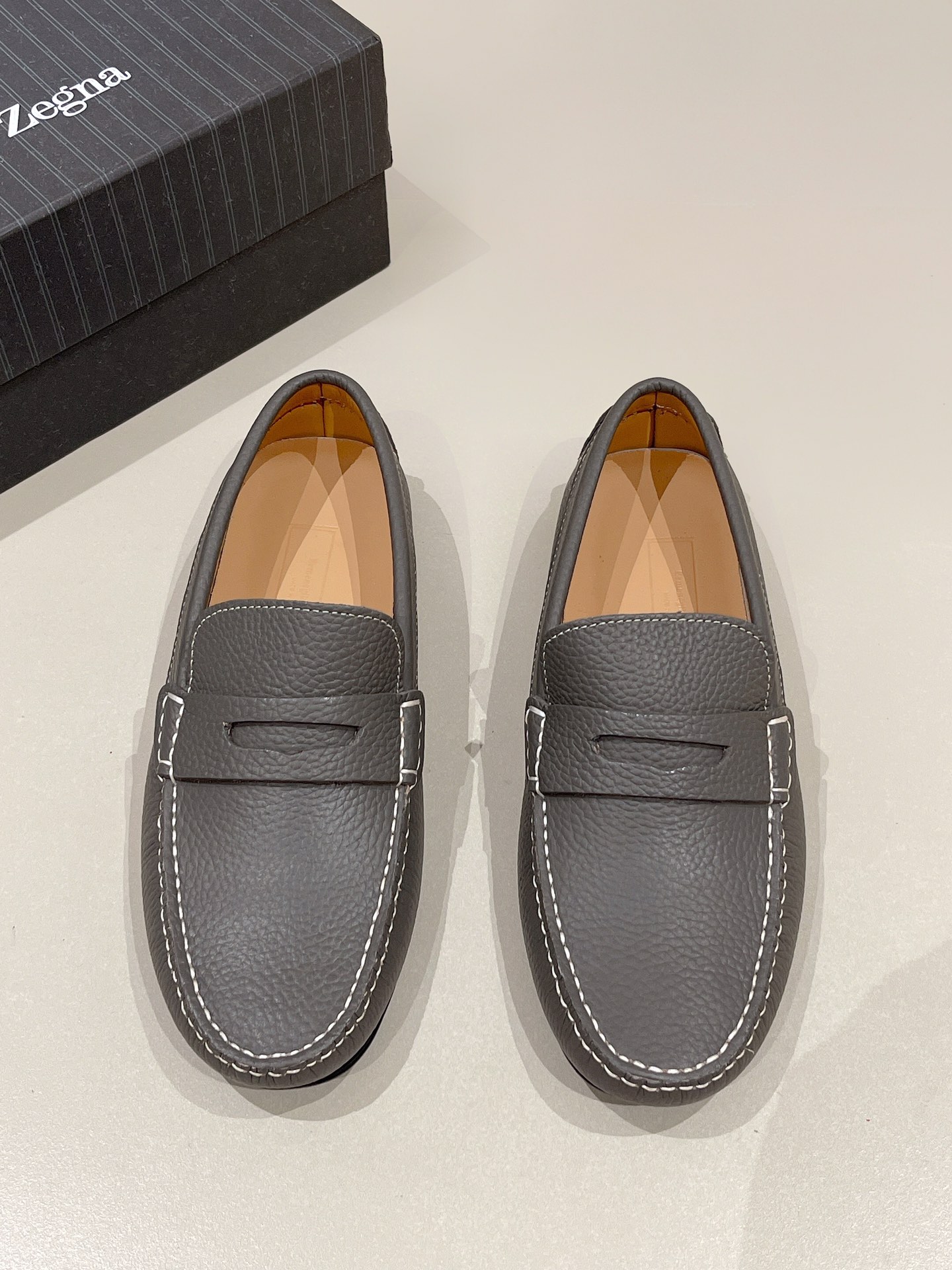 NO:773974,【Zegna*】Original order -Alessandro series slip-on shoes. The palace level symbolizes the original imported calfskin upper. -Water-dyed cowhide lining with movable cowhide latex feet. -Original special outsole.19860909【Zegna*】原单 -Alessandro系列便鞋 殿堂级别象征原厂进口小牛皮鞋面 -水染牛皮内里可活动牛皮乳胶垫脚 -原版特供大底 -码数:38-44（45,46订制不退不换） -P,,cowhide,Men's shoes