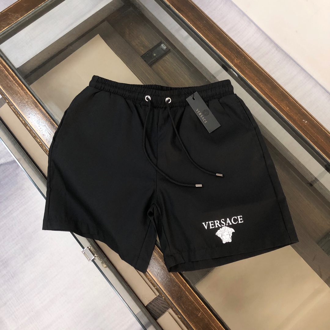 🅿️85 VERSACE 范思哲 2026最新款短裤沙滩裤🏖沙滩旅游必备✅高订制原版五金！ 上身效果超正，腿部线条完全得到彰显，全客供进口速干面料 纹理 紧致细腻，内衬网纱，裤脚经典字母logo设计，上身非常舒适有型，而且极为实穿百搭…