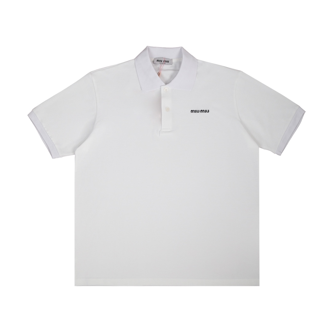 Polo Miu Miu con letras bordadas. Tejido de punto doble cara de algodón y elastano de alto gramaje. Cuello tejido con j…