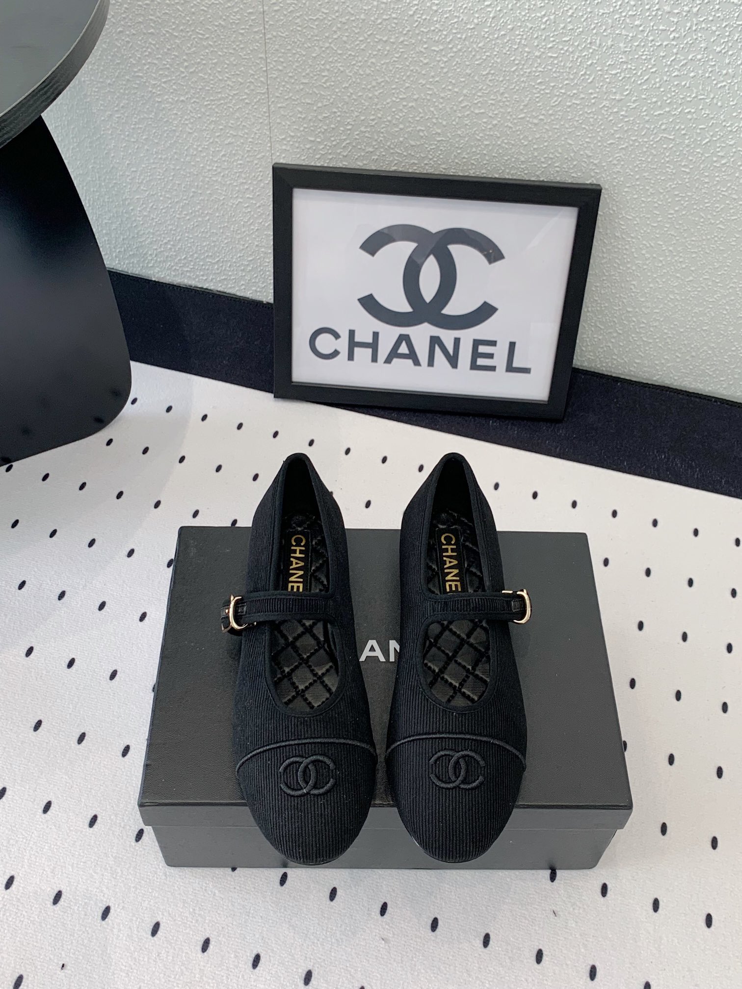 NO:922313,Chanel's new Mary Jane shoes are a popular summer shoe. They are high-end, elegant and versatile. They are also invincible with socks in autumn and winter. Imported striped cloth/sheepskin upper, sheepskin feet, Italian A-grade leather outsole, Size35-39 (40/41 customized), ballet shoes, chanel, mary jane, sheepskin, Leather soles, socks19860909Chanel新款玛丽珍单鞋夏季爆款单鞋 高级感优雅百搭 秋冬配袜子也都是无敌美 进口条纹布/羊皮鞋面 羊皮垫脚 意大利A级真皮大底 Size35-39（40/41定制）,芭蕾舞鞋,chanel,mary jane,sheepskin,Leather soles,socks,Women's Shoes