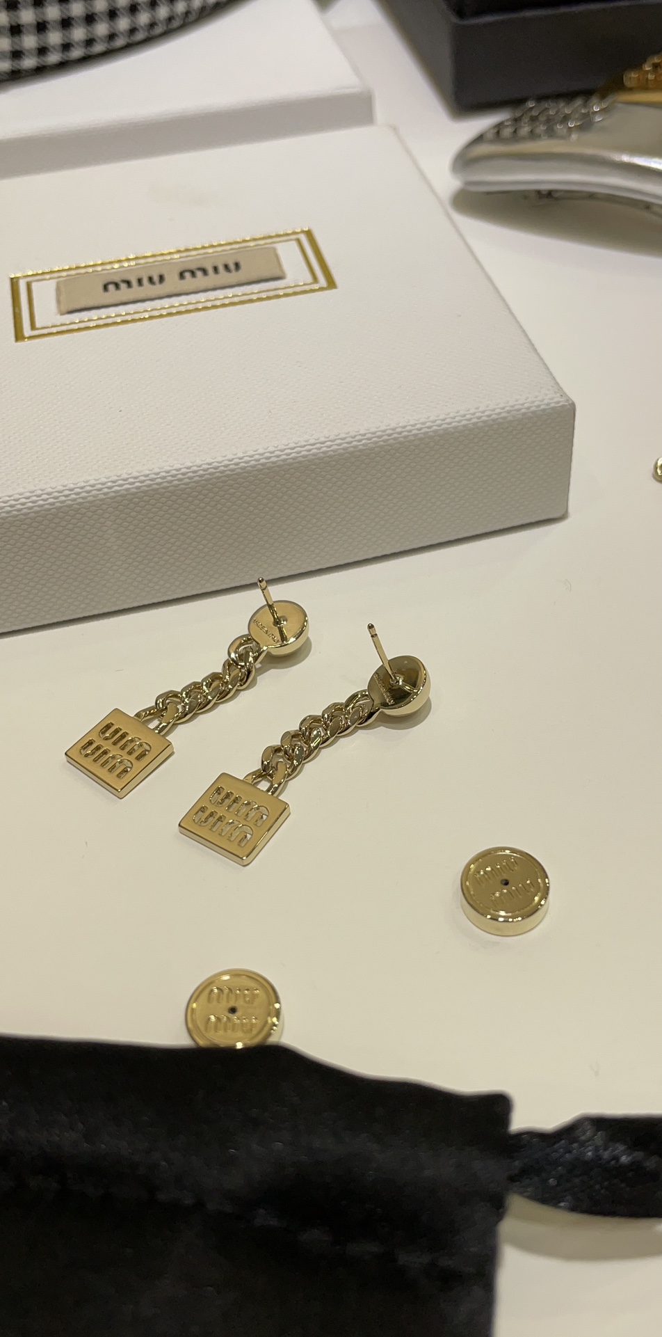 今日到货耳钉细节\n新款金色镂空字母金属方块链条耳钉\n\n镂空金色字母小方块➕古巴链条\n时髦贵气又不失休闲气息\n甜妹辣妹都适合各种风格都能驾驭\nzp版定制黄铜材质cnc配件\n耳环带包装盒