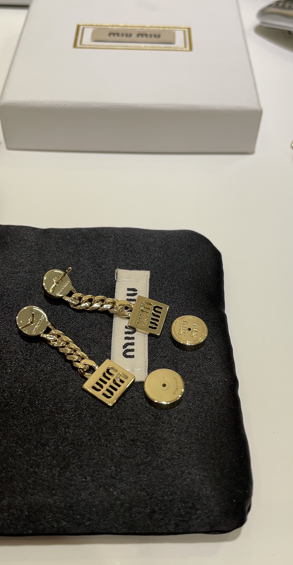 今日到货耳钉细节\n新款金色镂空字母金属方块链条耳钉\n\n镂空金色字母小方块➕古巴链条\n时髦贵气又不失休闲气息\n甜妹辣妹都适合各种风格都能驾驭\nzp版定制黄铜材质cnc配件\n耳环带包装盒